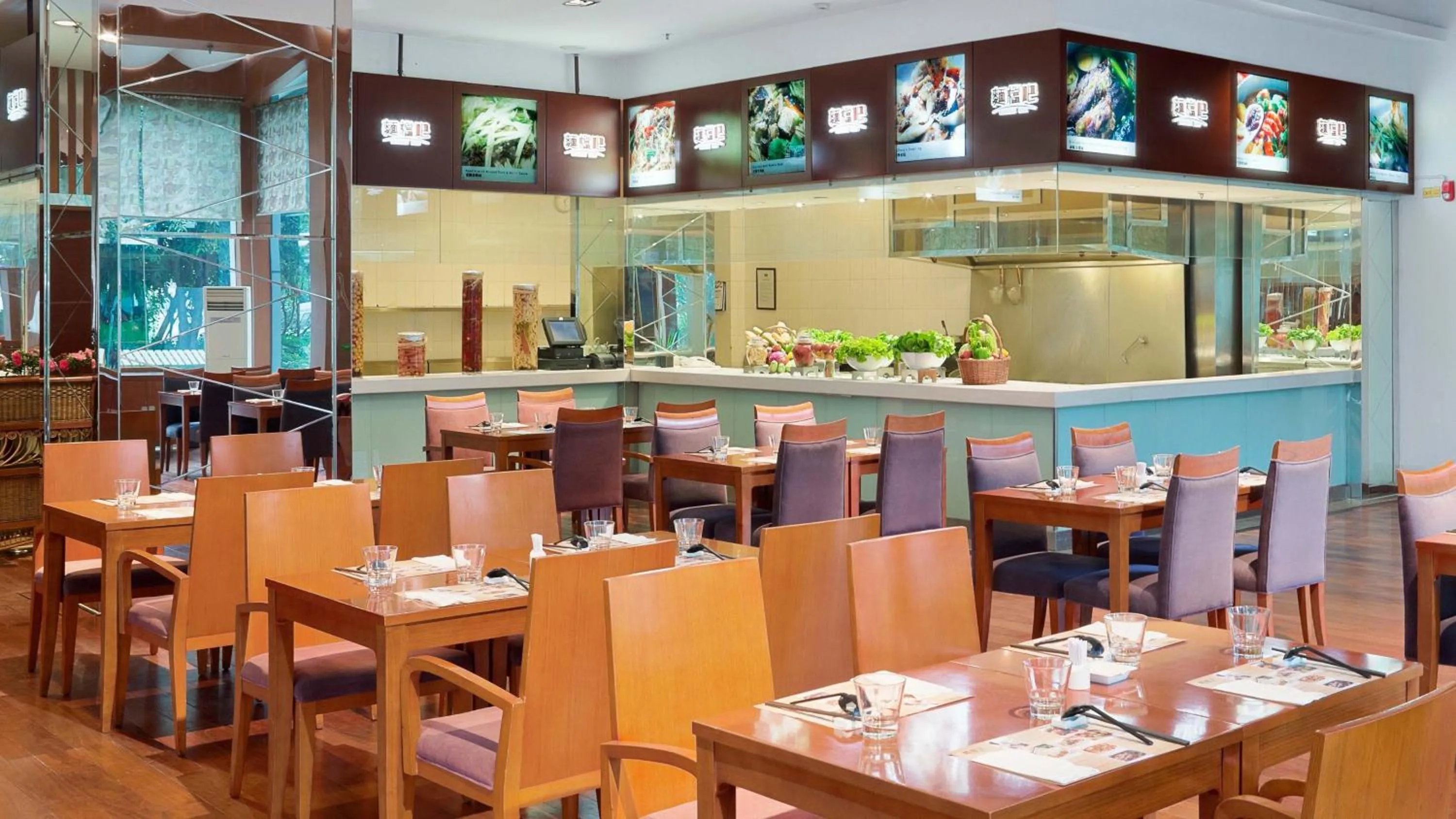 Restaurant/places to eat in Holiday Inn Chengdu Century City West, an IHG Hotel