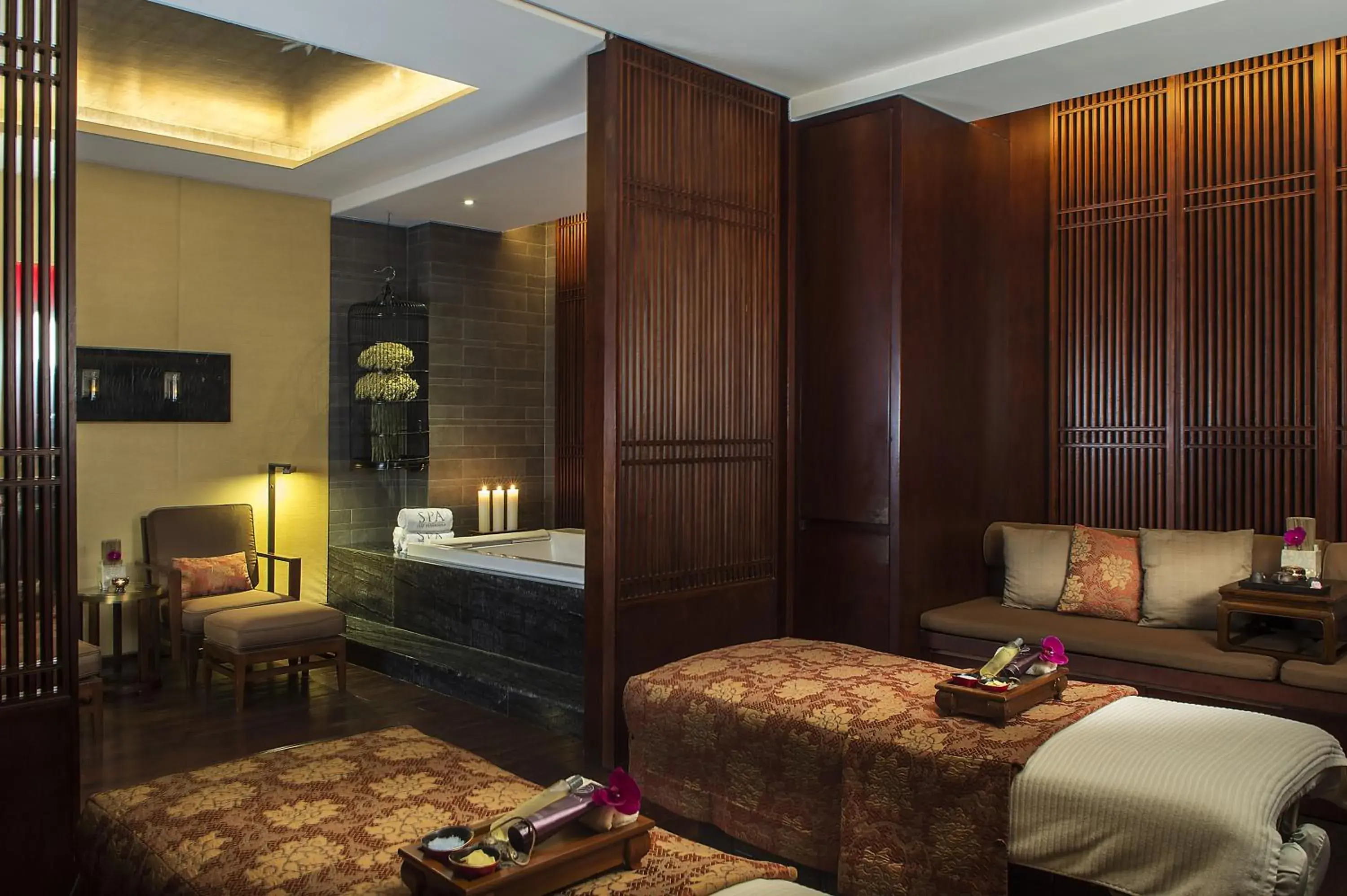 Hot Tub, Bed in The Peninsula Beijing Hot Tub, Bed in The Peninsula Beijing