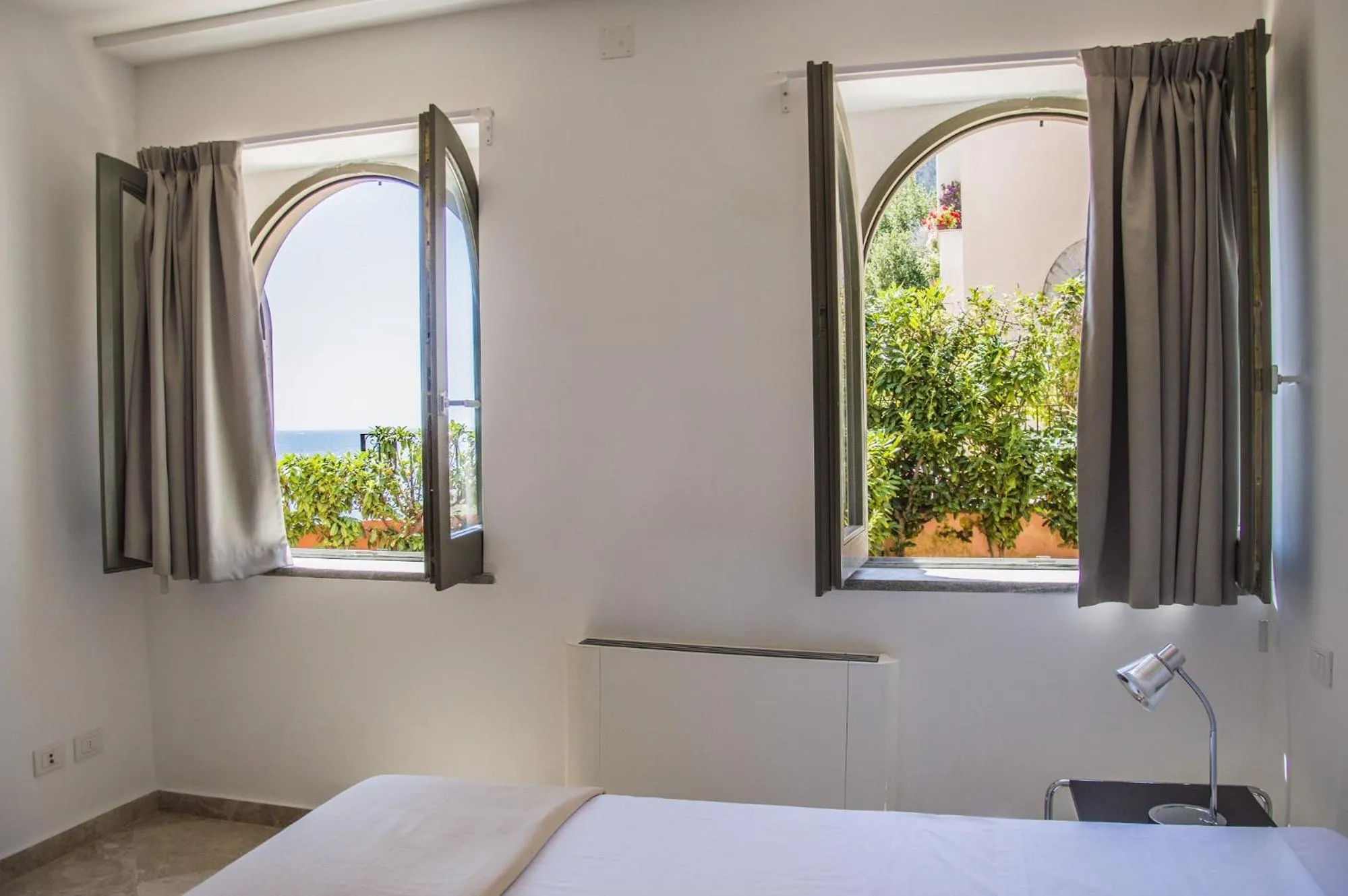 Bed in Sunrise Guest House