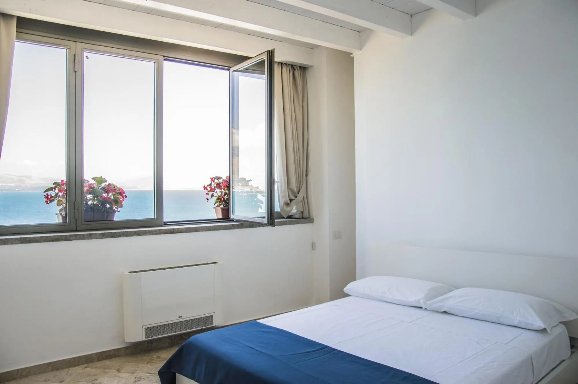 Sea view, Bed in Sunrise Guest House