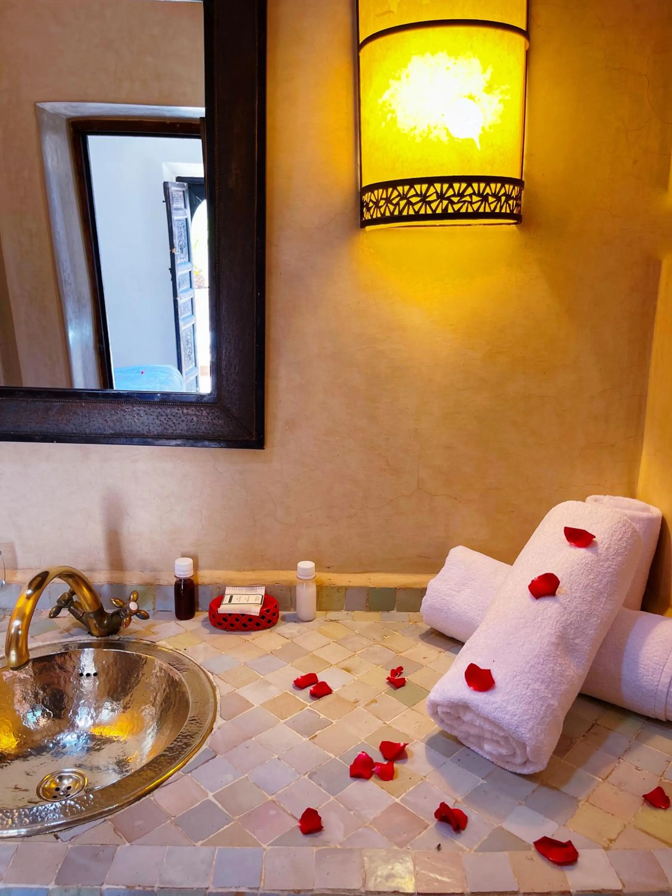 Bathroom, Bed in Riad Fabiola Et Spa By La Siredrah