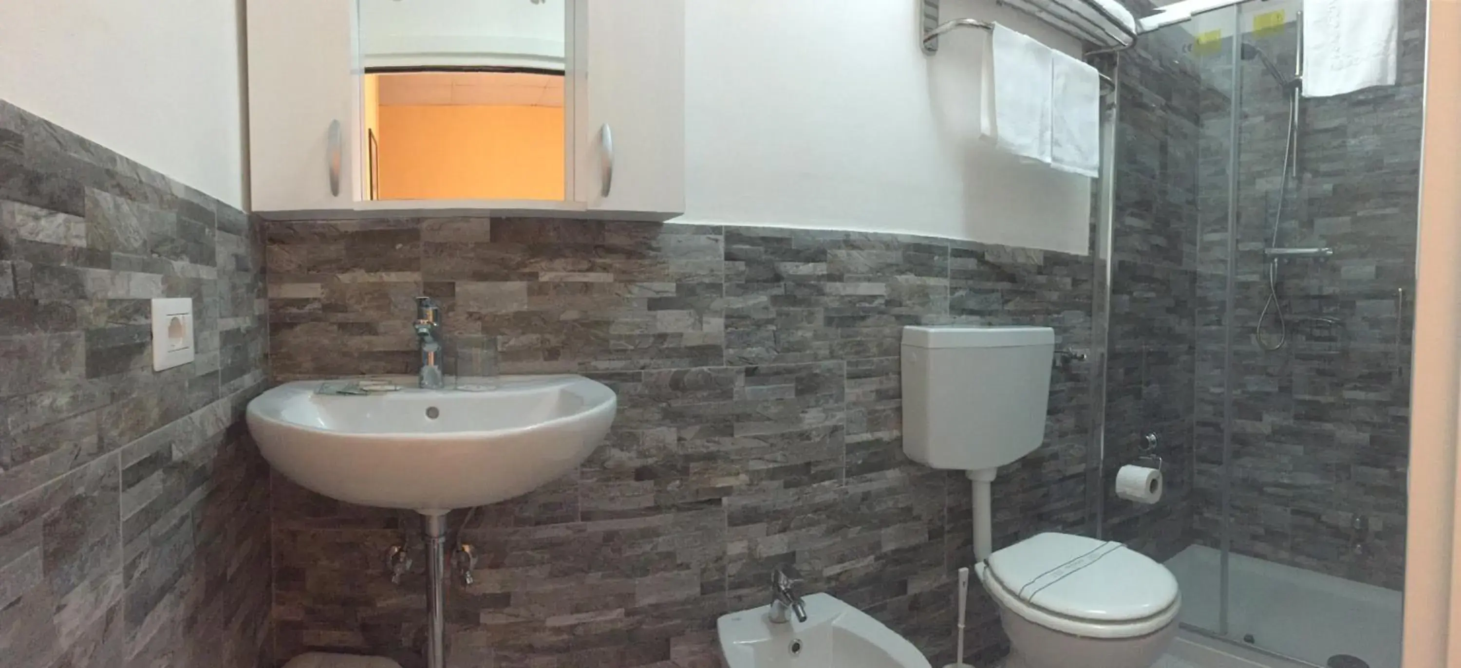 Bathroom in Hotel Aline Bathroom in Hotel Aline