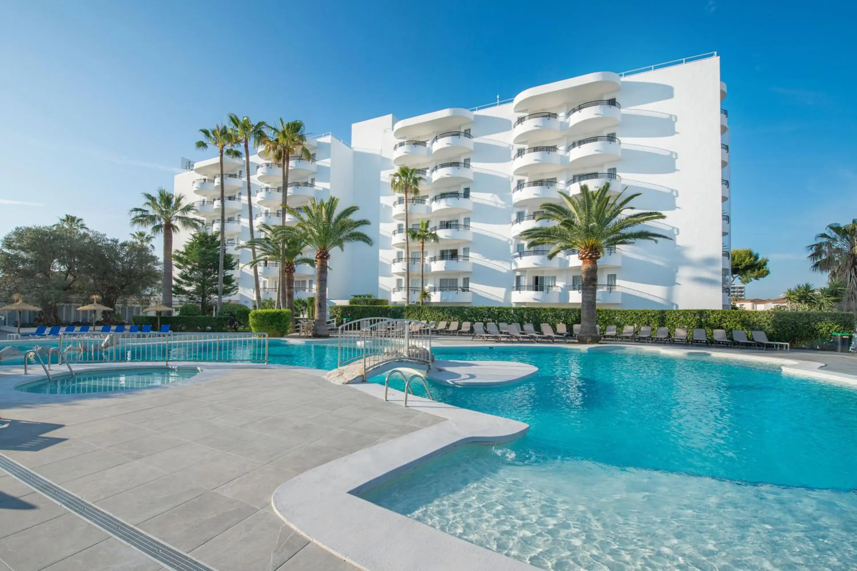 Pool view in Alcudia Beach Apartments Pool view in Alcudia Beach Apartments