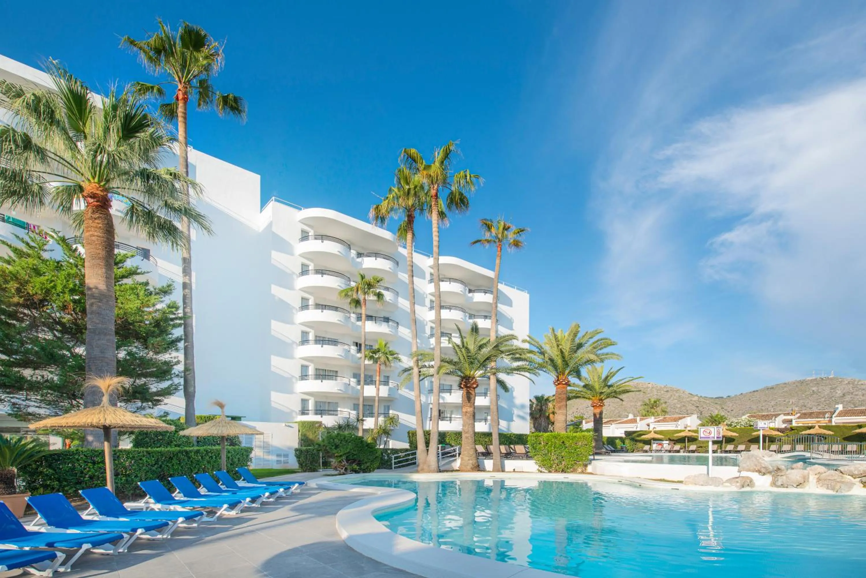 Swimming pool in Alcudia Beach Apartments