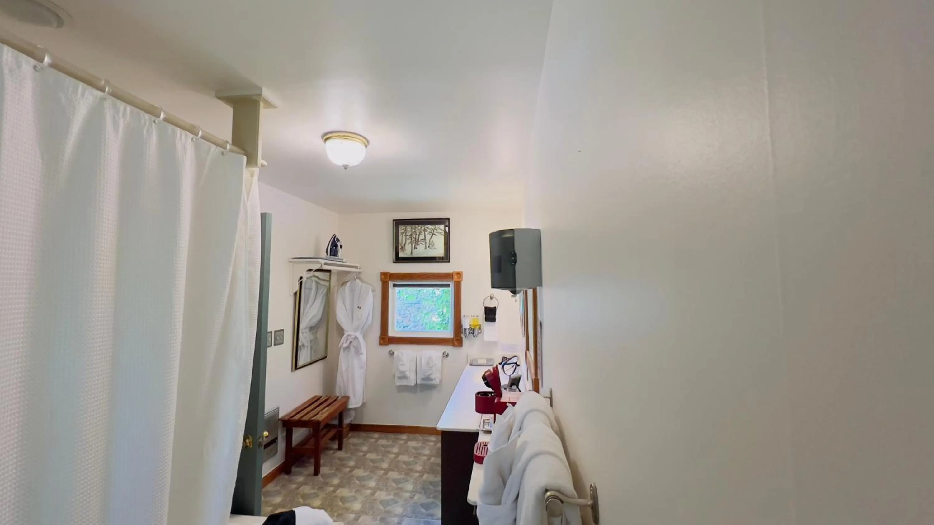 Bathroom in Rock Cottage Gardens B&B