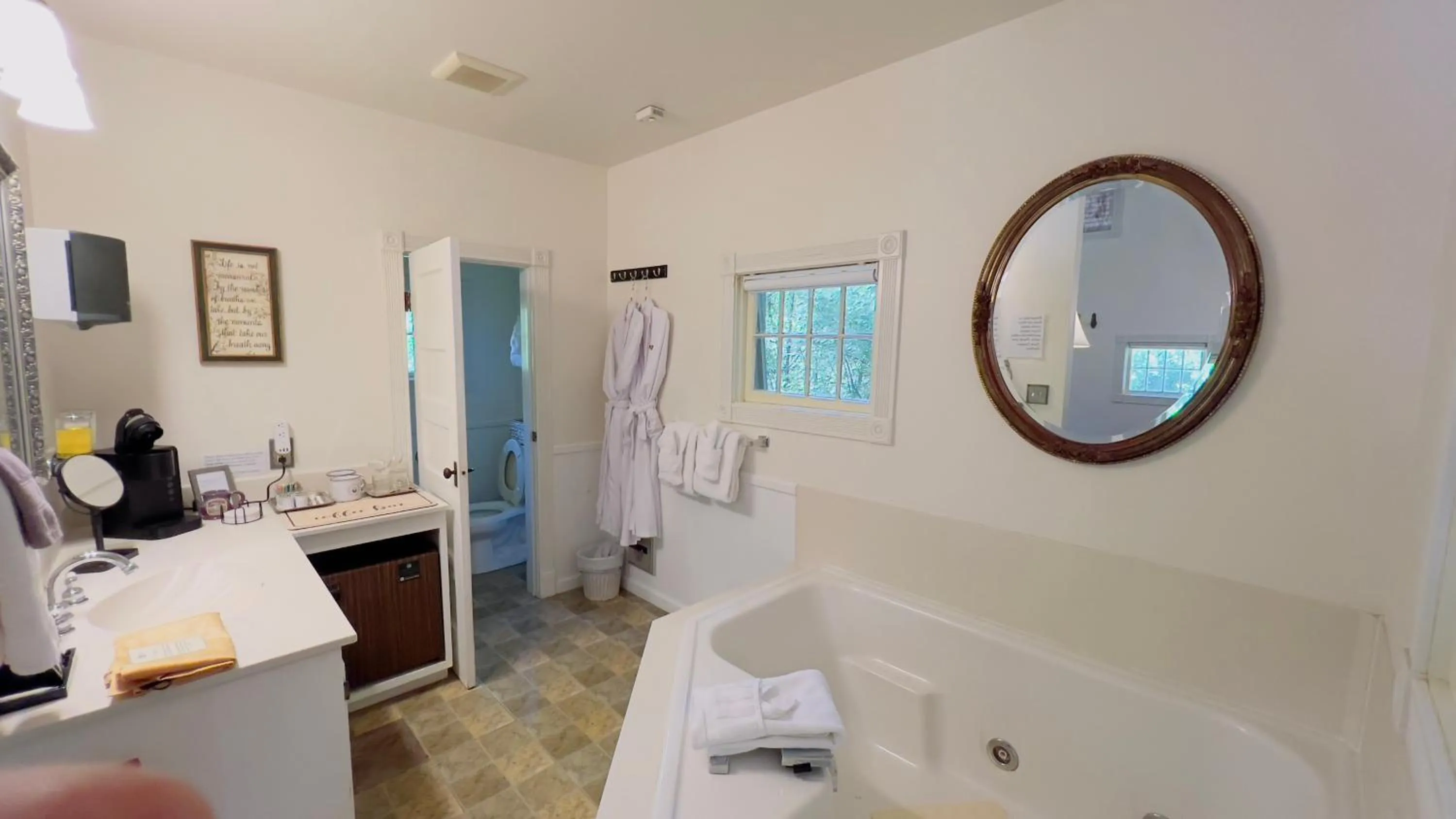 Bathroom in Rock Cottage Gardens B&B