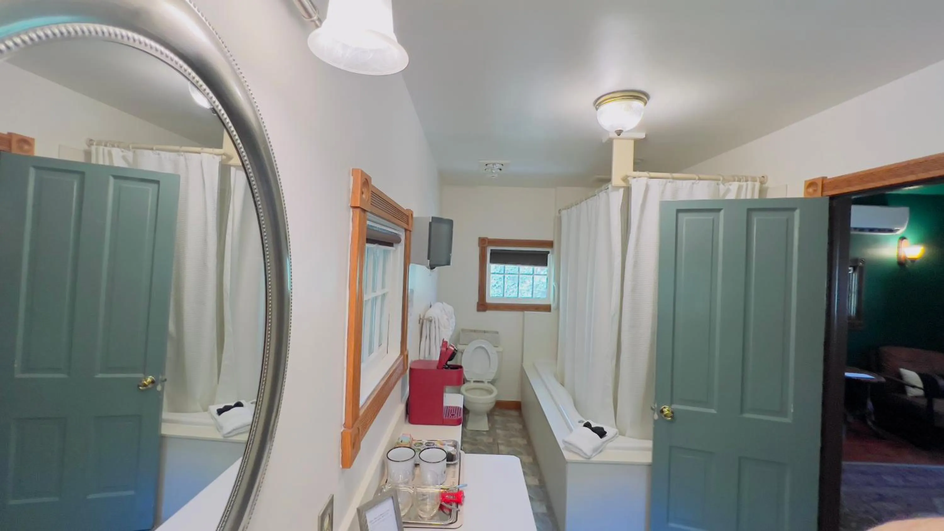 Bathroom in Rock Cottage Gardens B&B