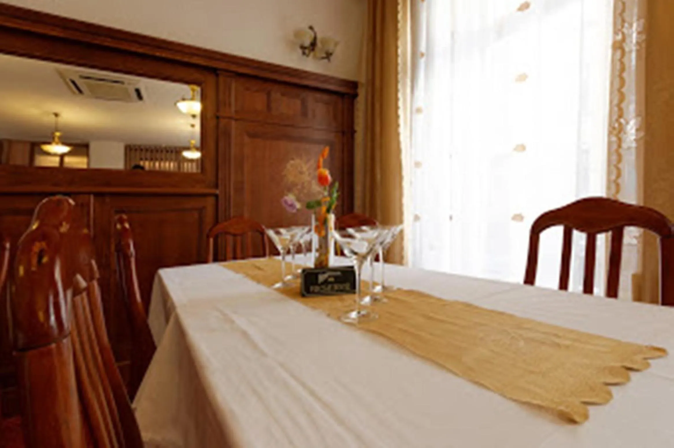 Restaurant/places to eat in Hotel Maria