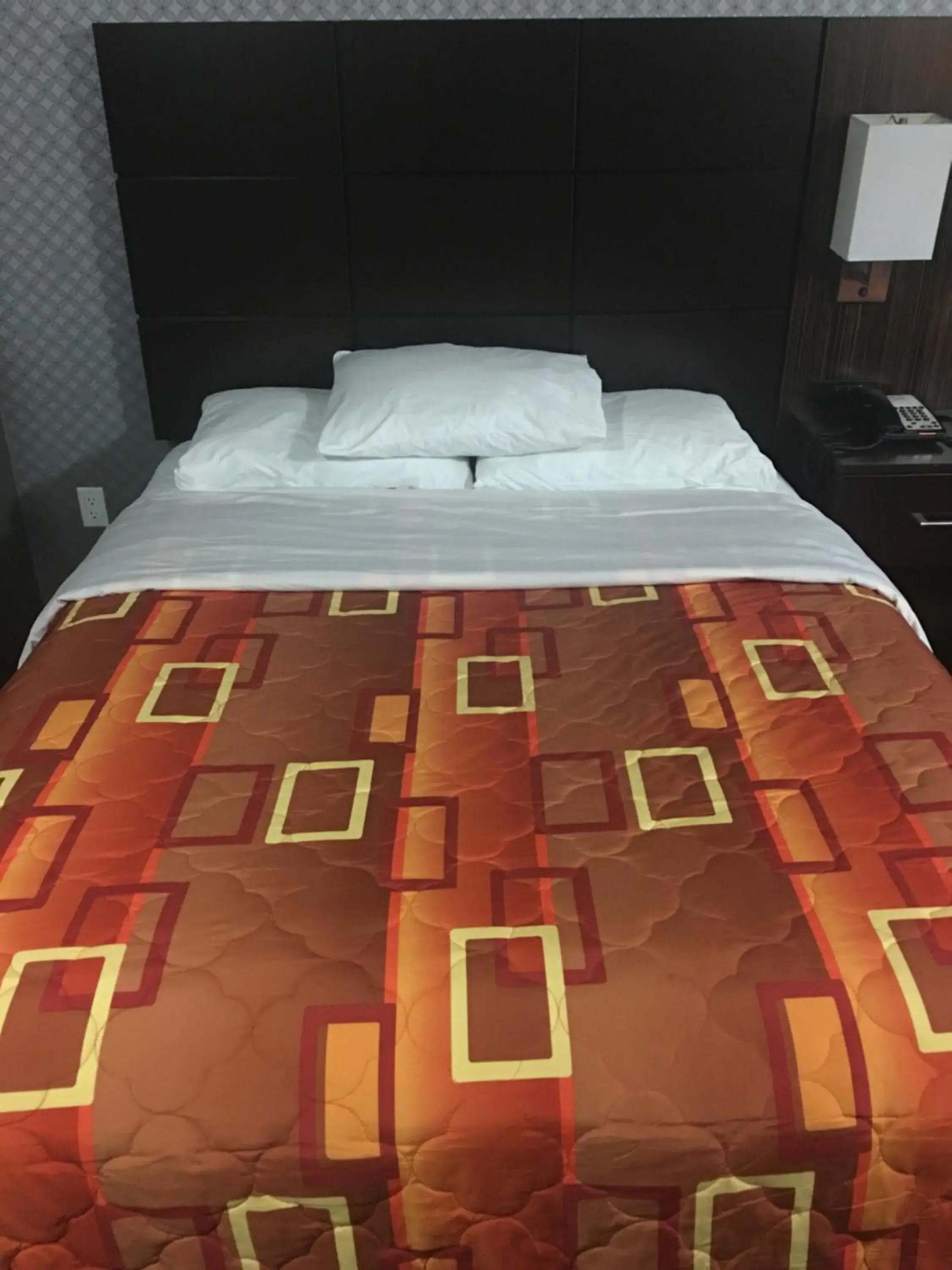 Bedroom, Bed in Red Carpet Inn Elmwood Bedroom, Bed in Red Carpet Inn Elmwood