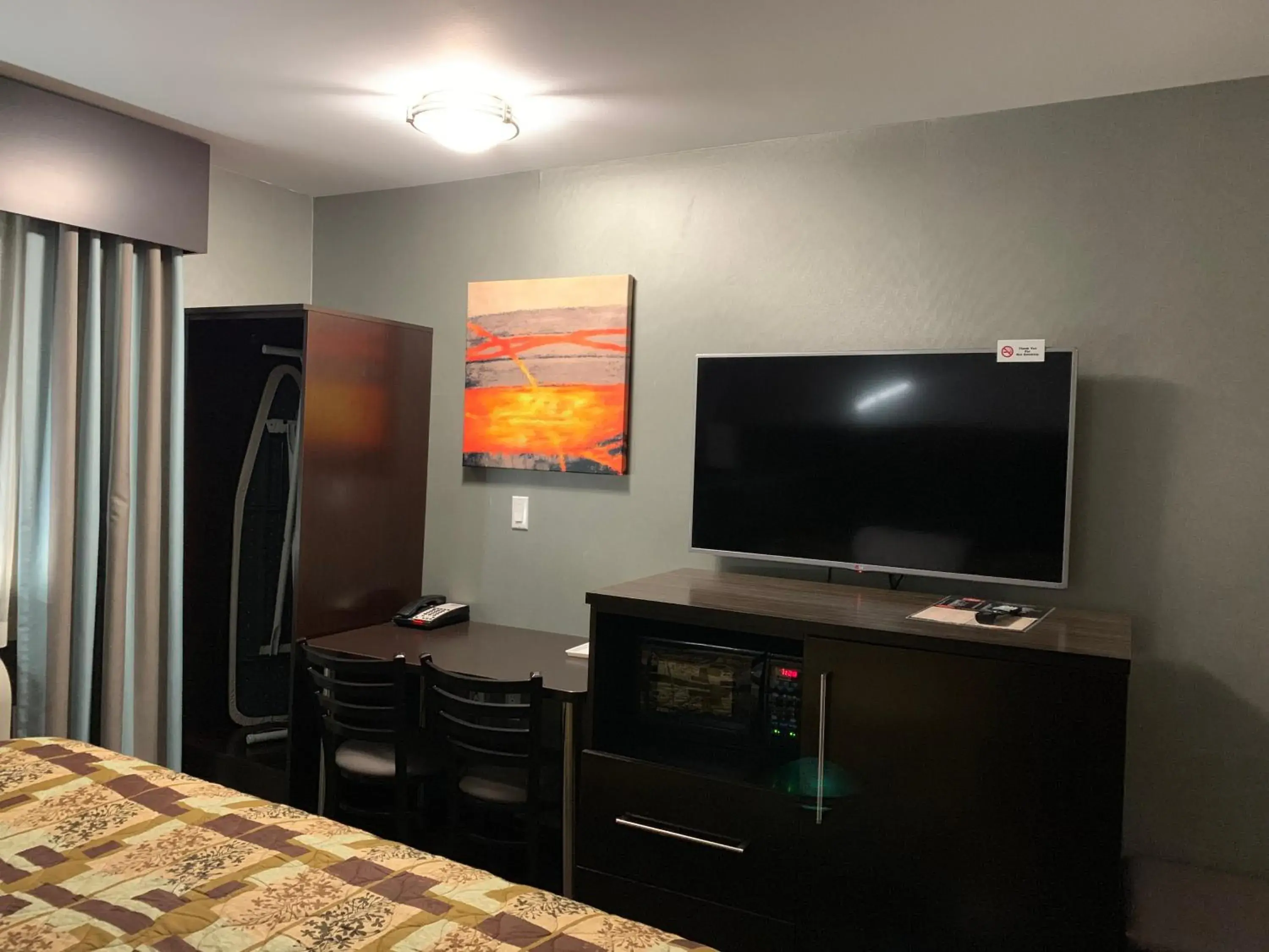 TV and multimedia, Bed in Red Carpet Inn Elmwood TV and multimedia, Bed in Red Carpet Inn Elmwood