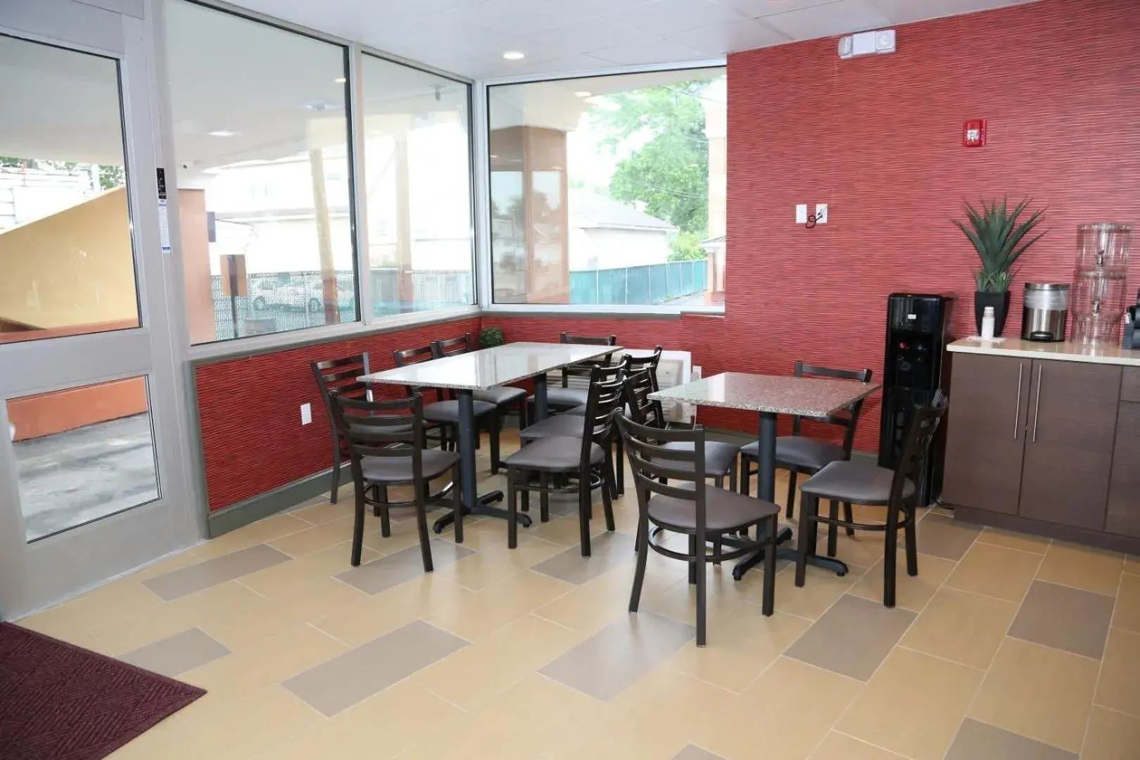 Lounge or bar in Red Carpet Inn Elmwood Lounge or bar in Red Carpet Inn Elmwood