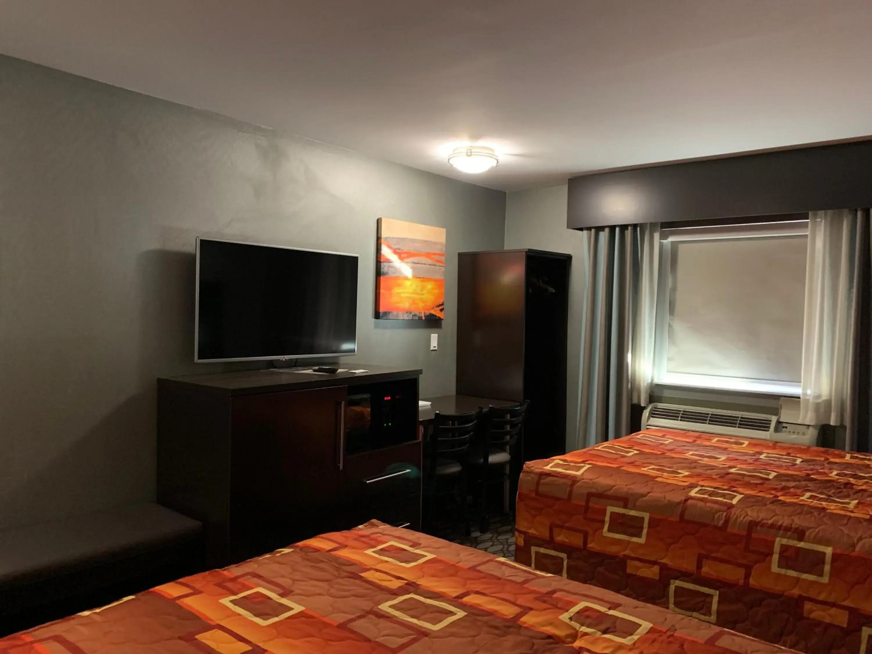 TV and multimedia, Bed in Red Carpet Inn Elmwood TV and multimedia, Bed in Red Carpet Inn Elmwood