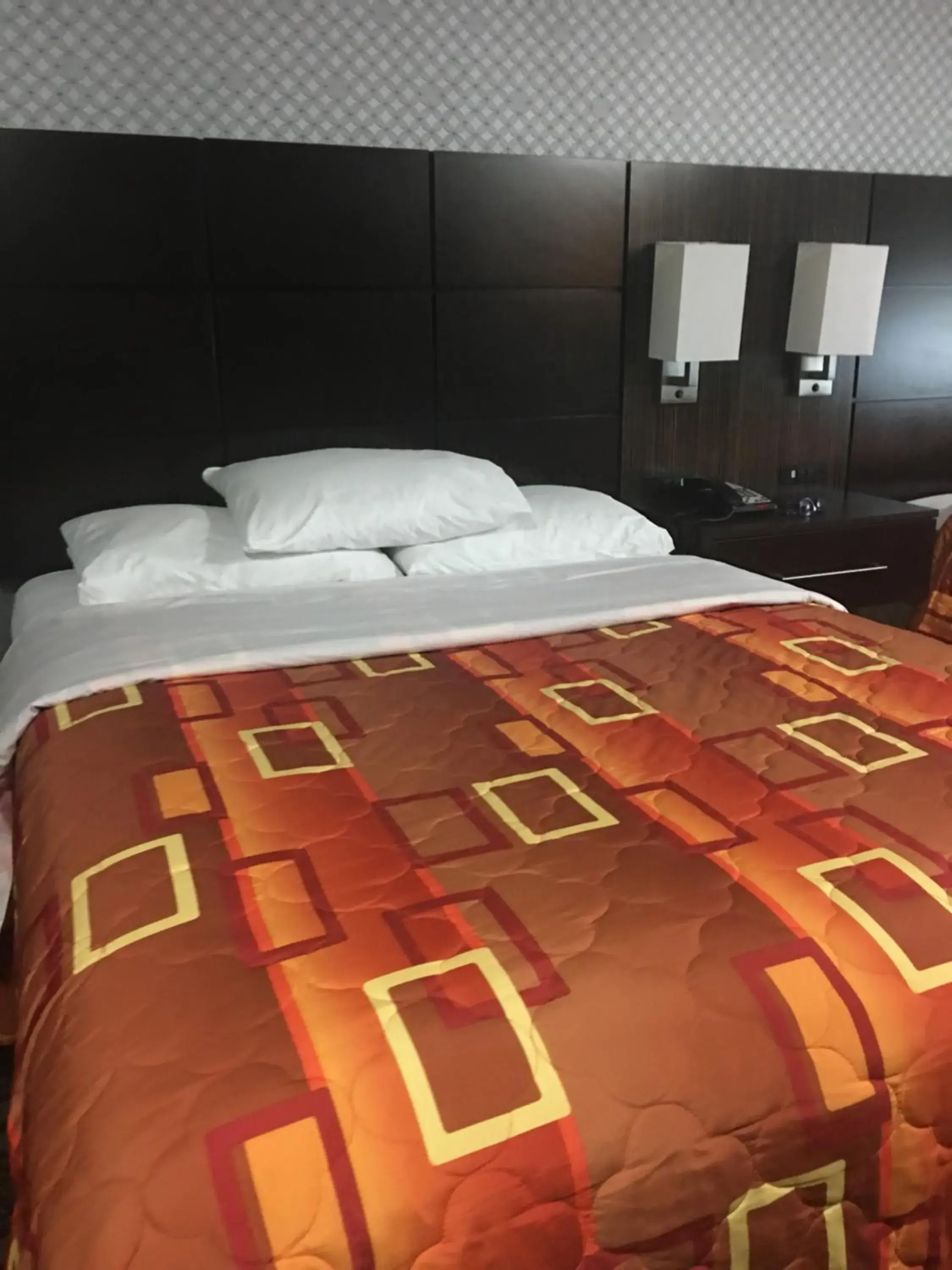 Bedroom, Bed in Red Carpet Inn Elmwood Bedroom, Bed in Red Carpet Inn Elmwood