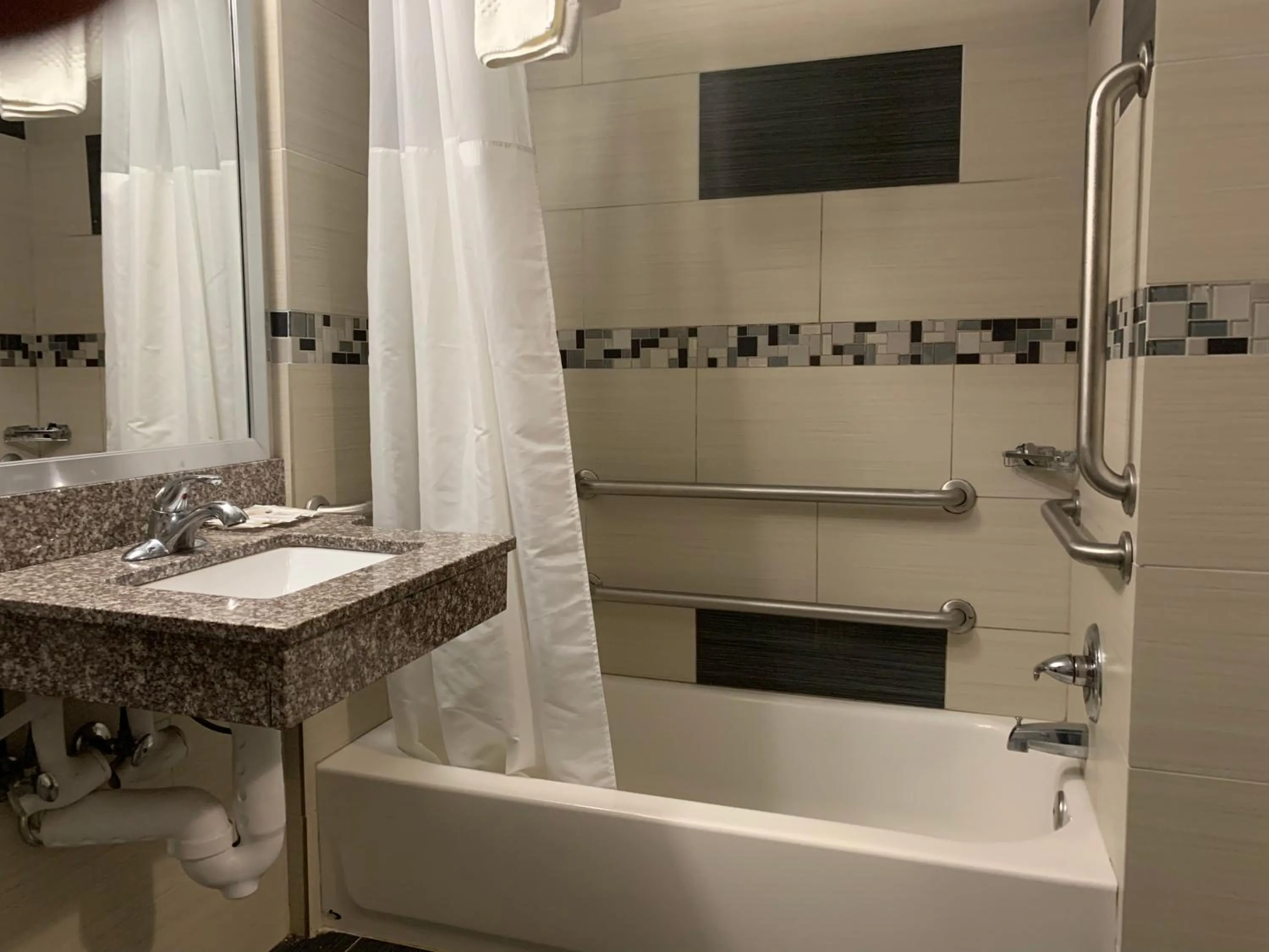 Bathroom in Red Carpet Inn Elmwood