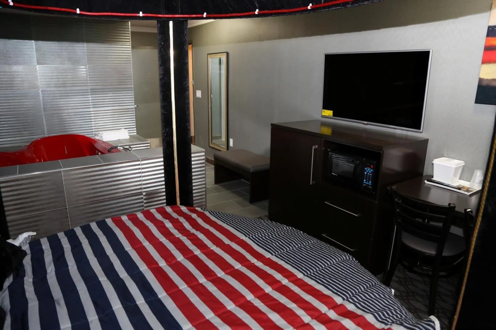 Photo of the whole room, Bed in Red Carpet Inn Elmwood