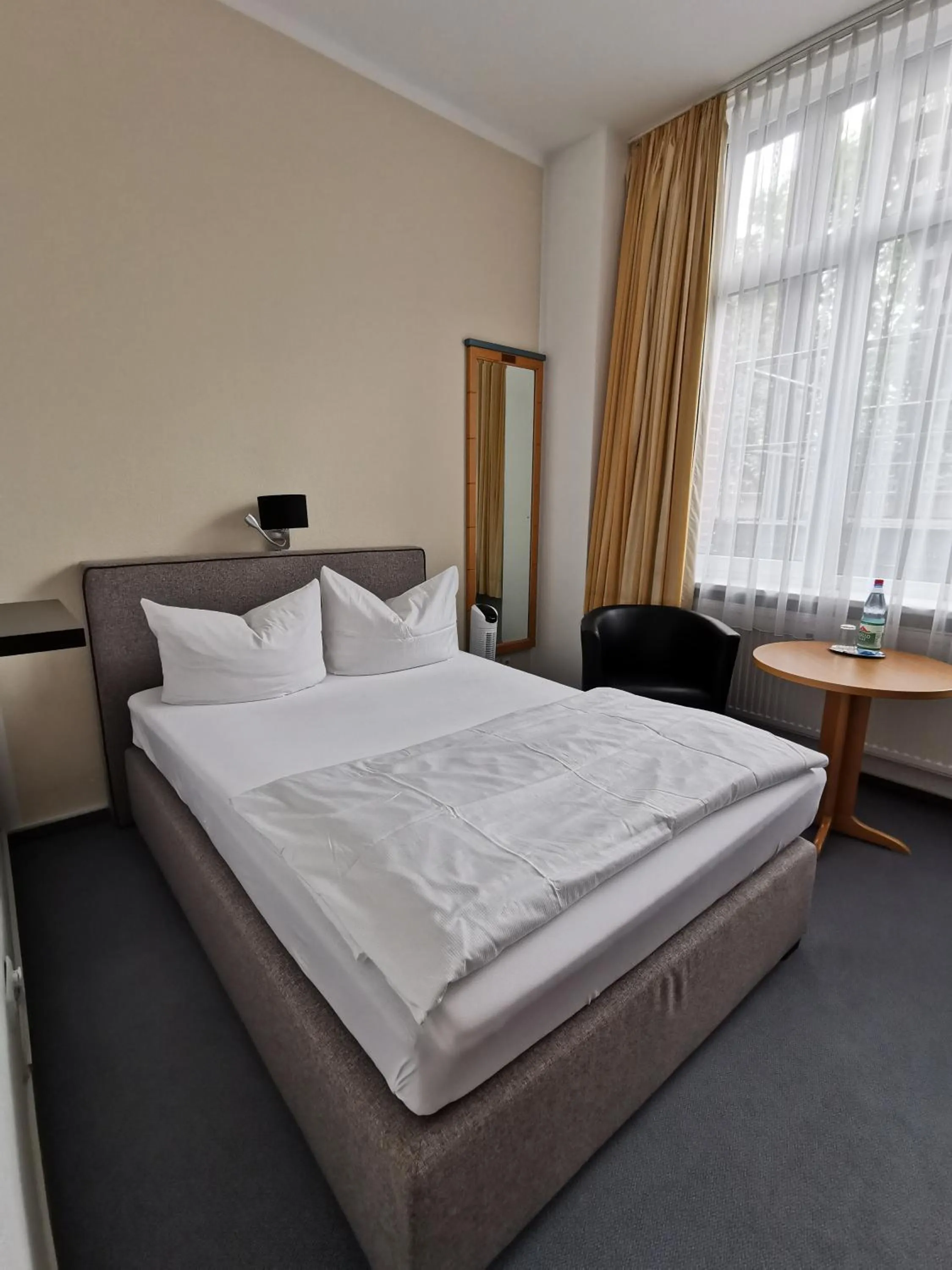 Photo of the whole room, Bed in Hotel Zur Alten Druckerei