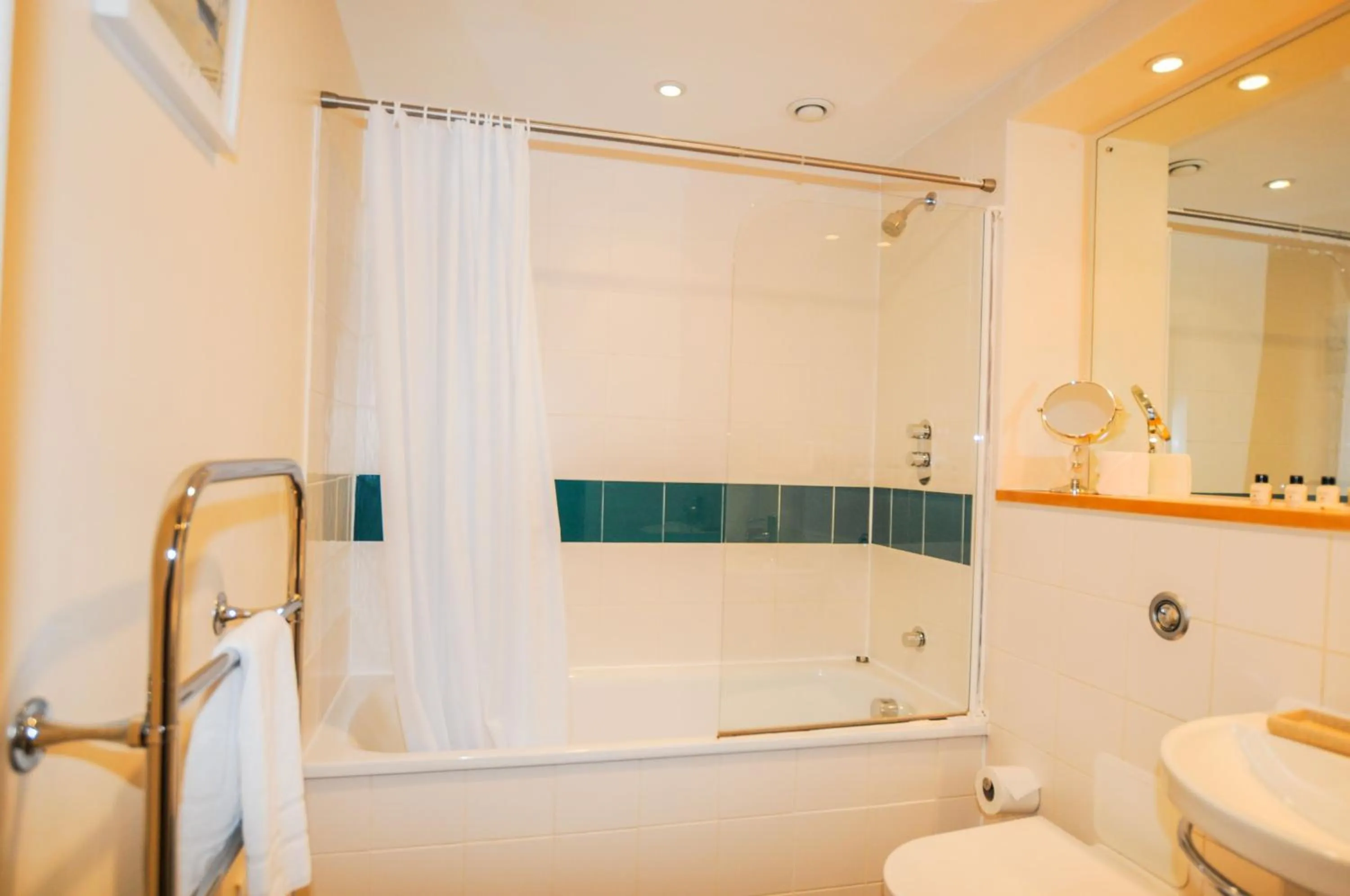Shower in Hamilton Court Apartments from Your Stay Bristol