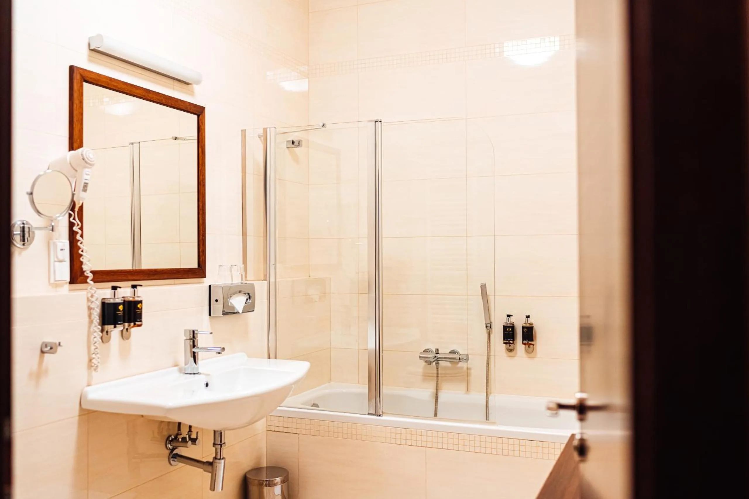 Shower in Hotel Baltaci Atrium