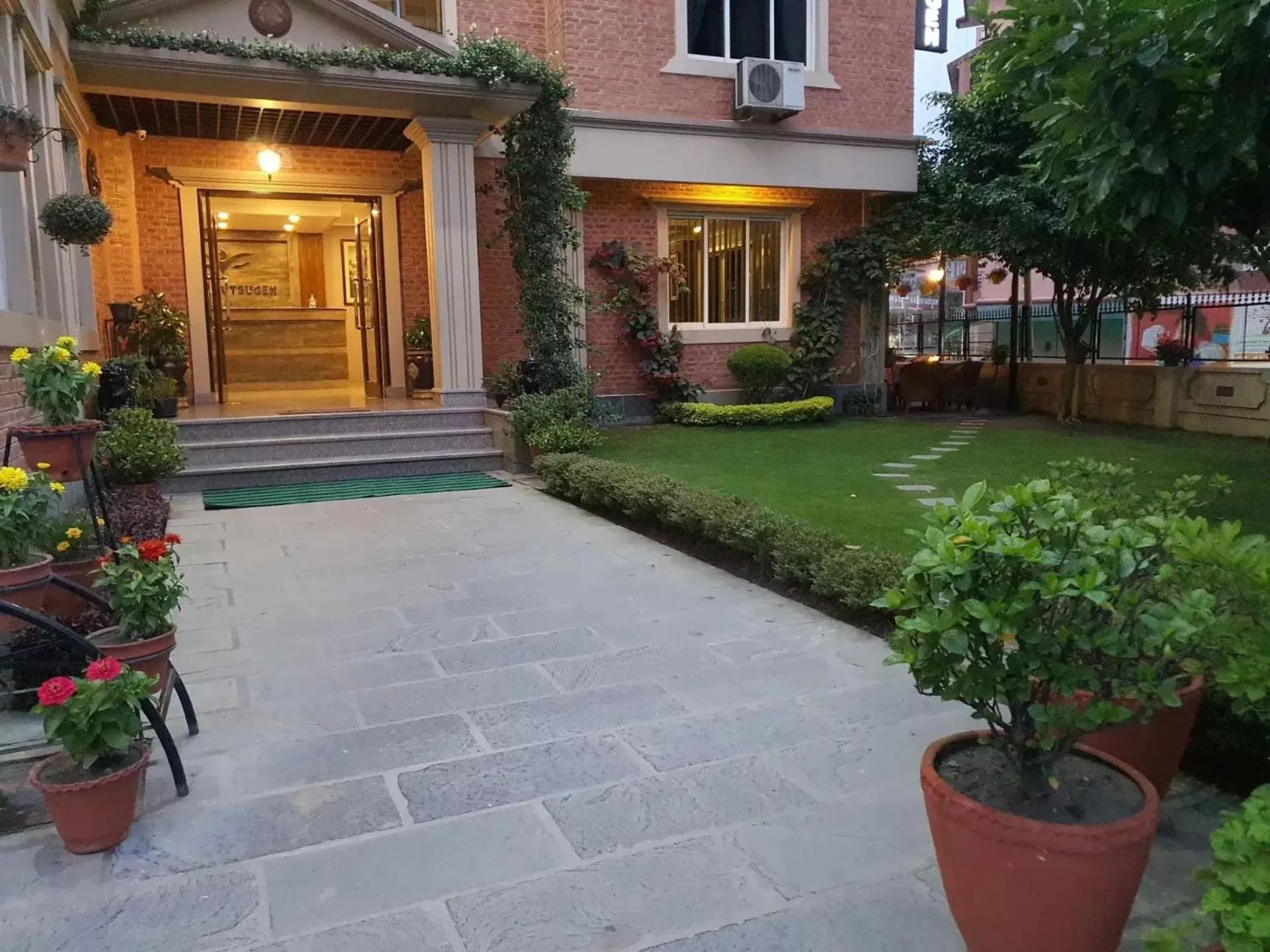 Property building in Butsugen