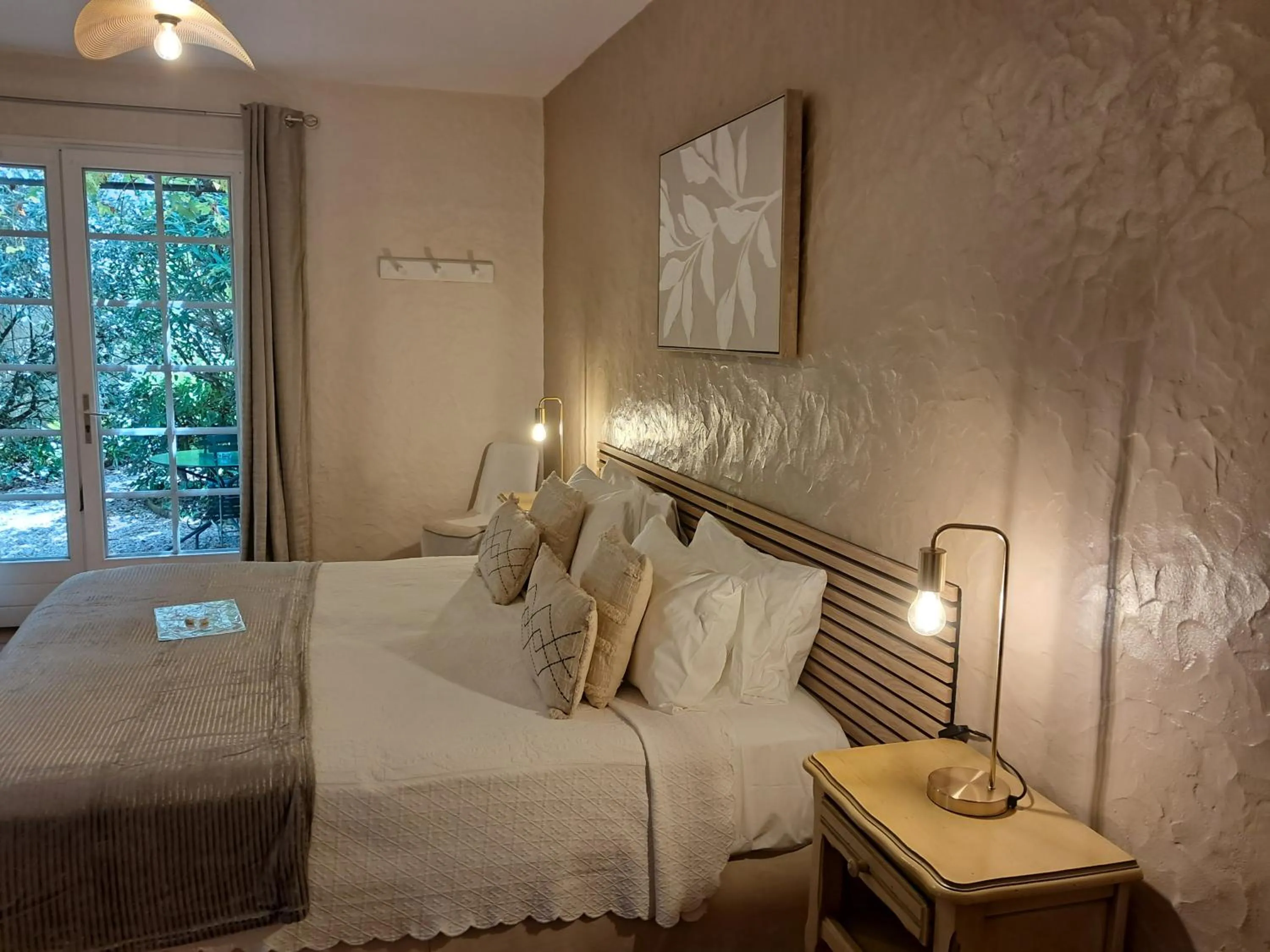 Bed in Hotel Le Mas Trilles