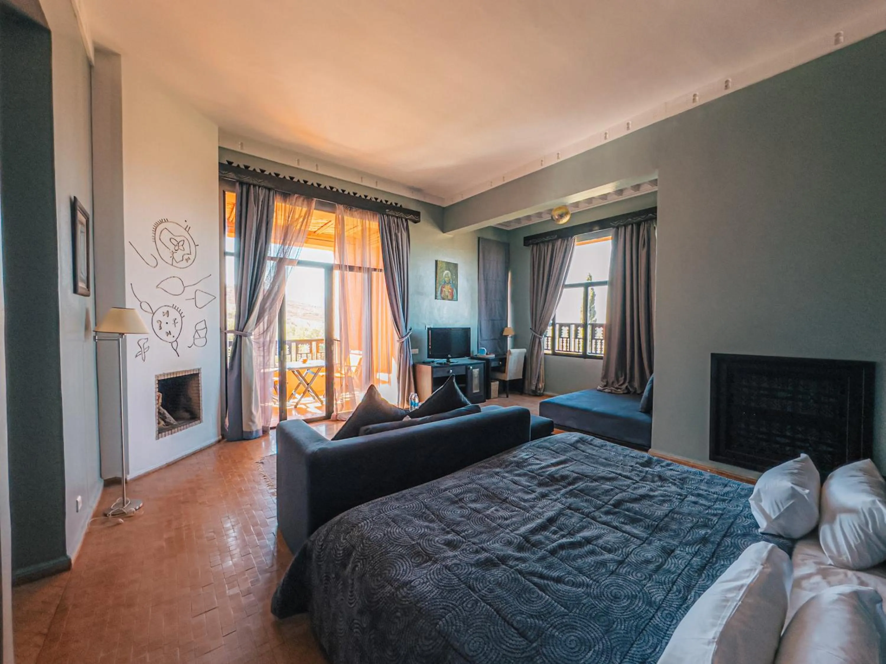 Photo of the whole room, Bed in Kasbah Agounsane Hotel & Spa