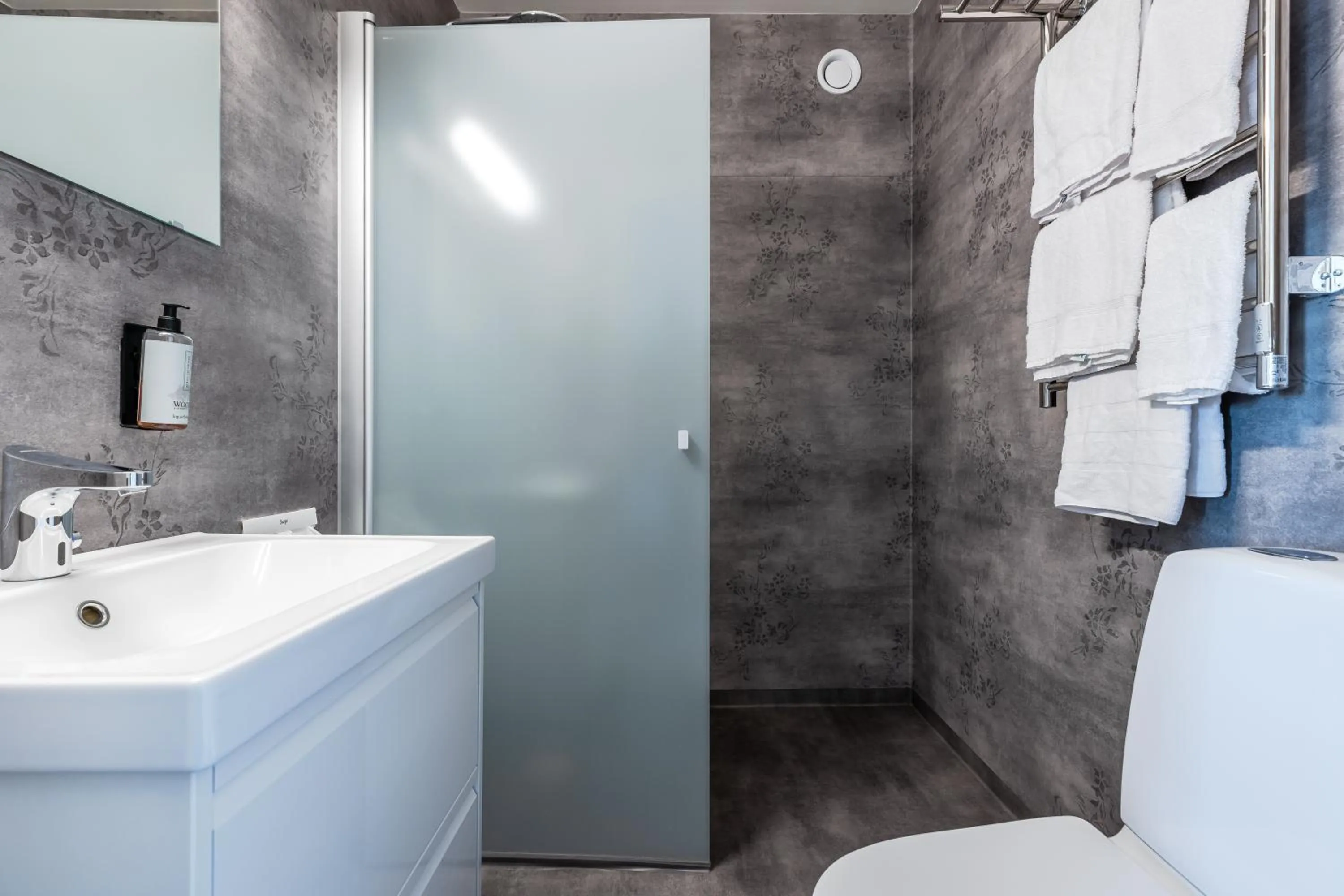 Bathroom in Hotell Kung Gösta by First