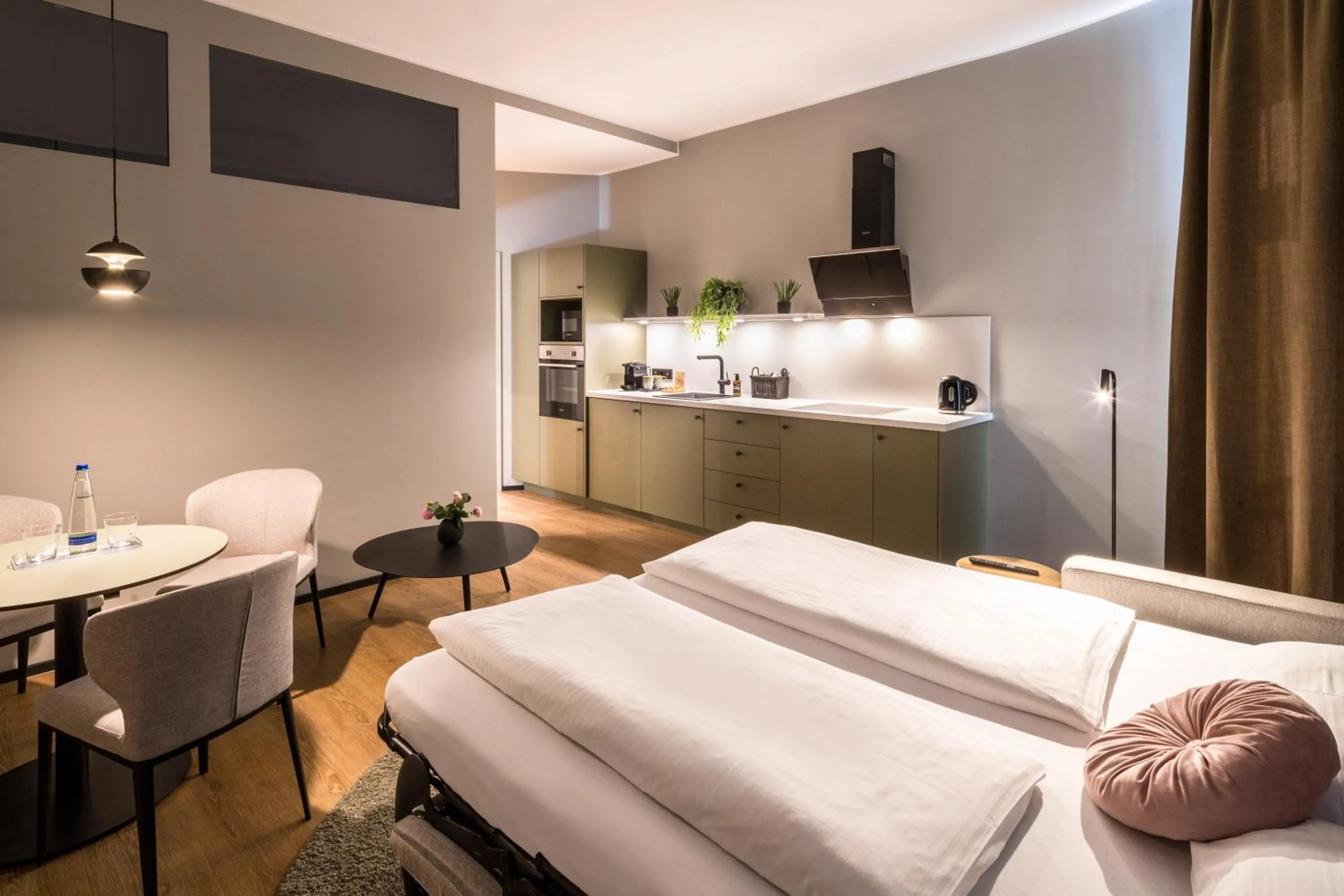 Kitchen or kitchenette, Bed in KOOS Hotel&Apartments - City Aparthotel