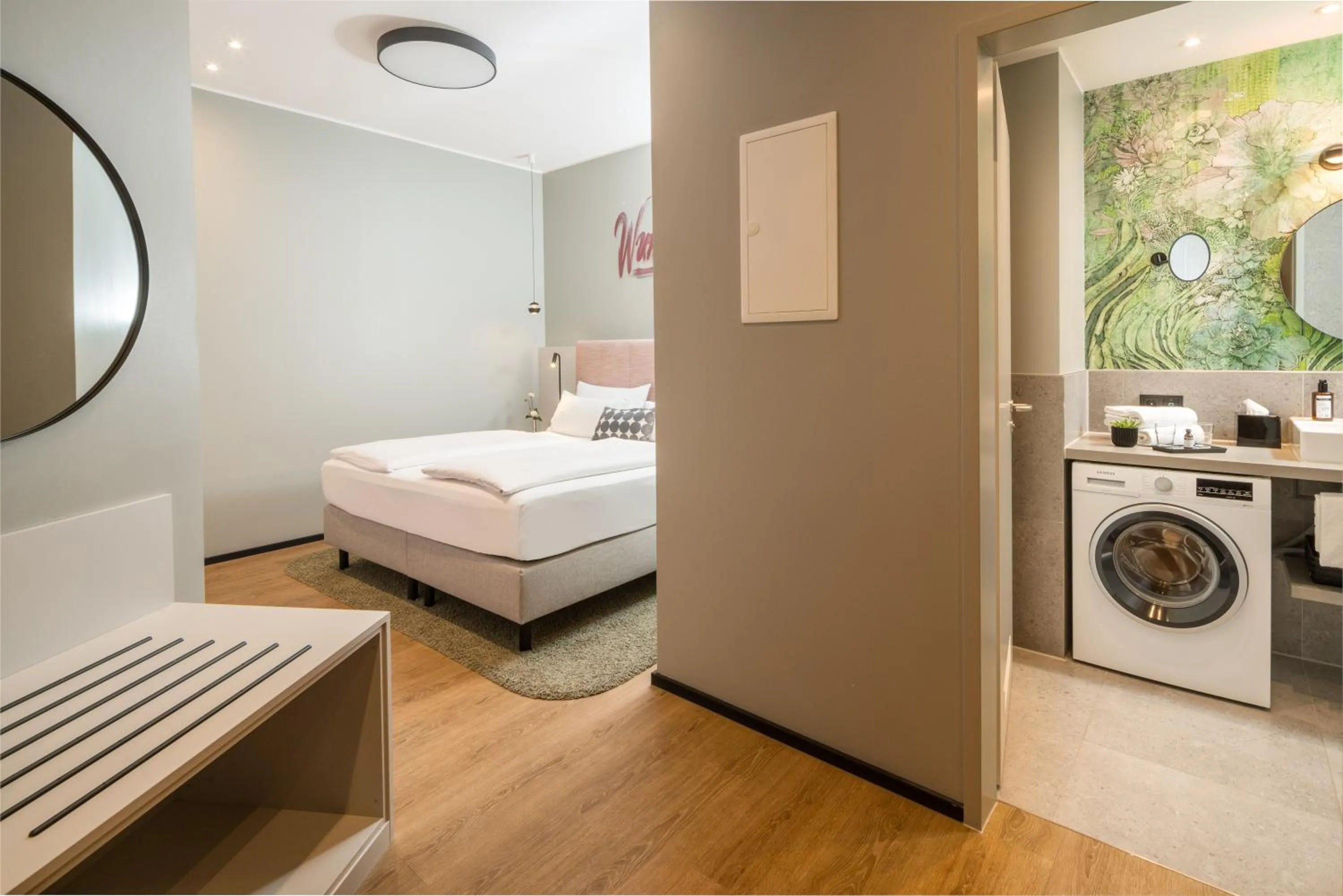 Bathroom, Bed in KOOS Hotel&Apartments - City Aparthotel