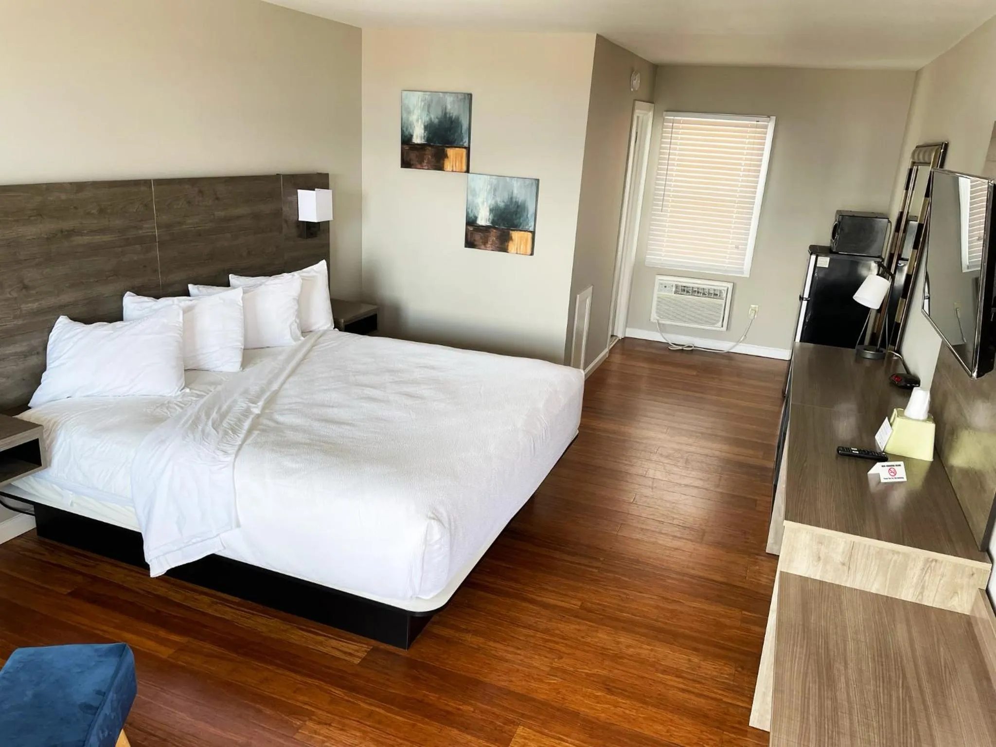 Bed in Kings Arms Motel