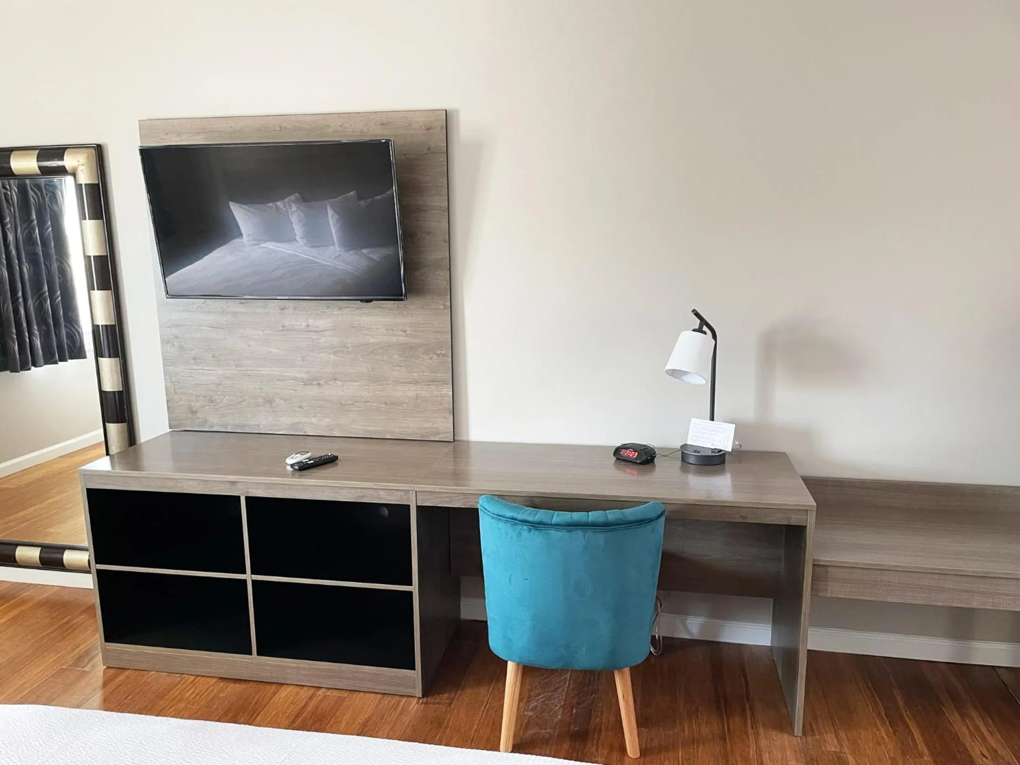 TV and multimedia in Kings Arms Motel