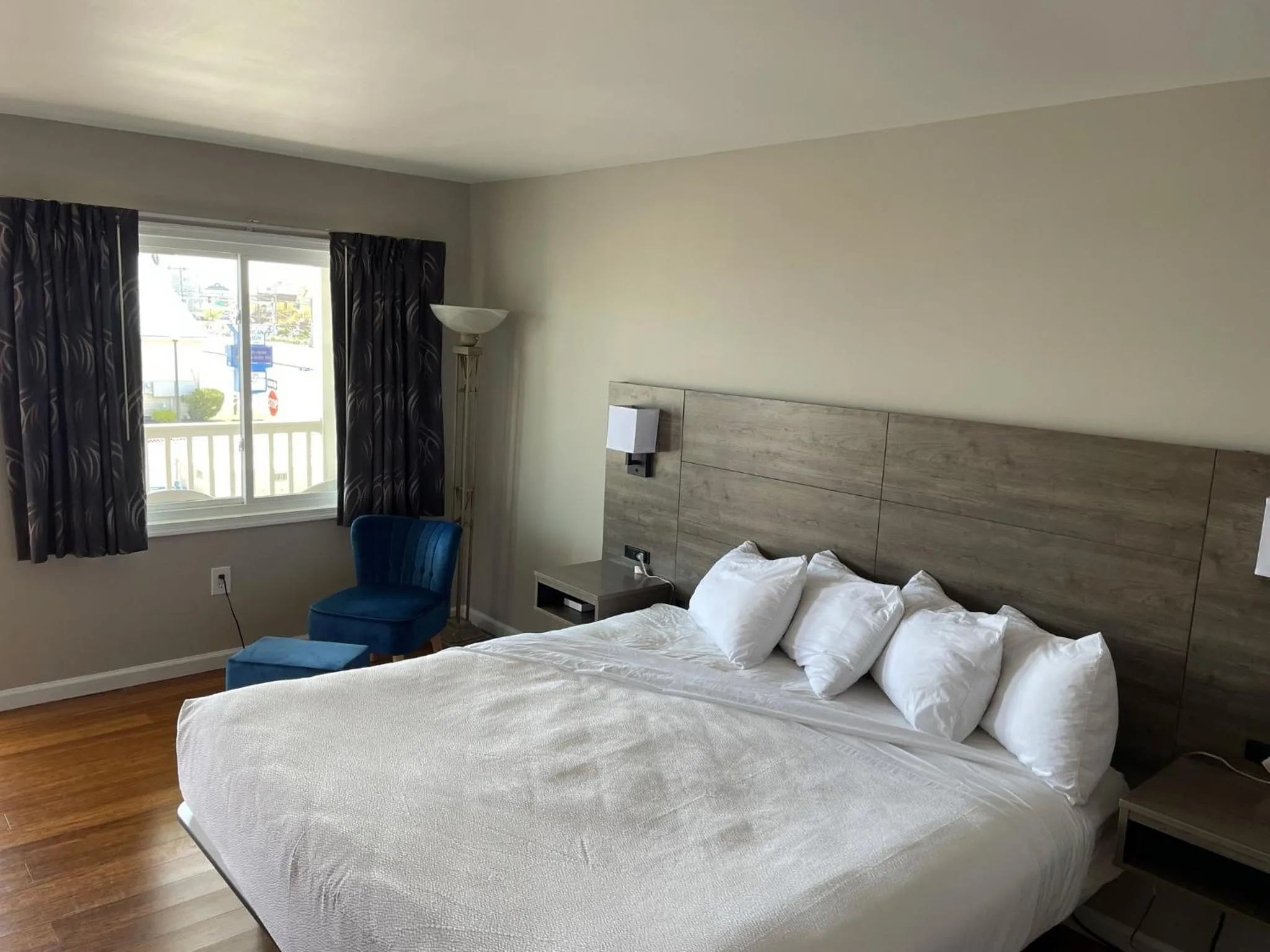 Bed in Kings Arms Motel