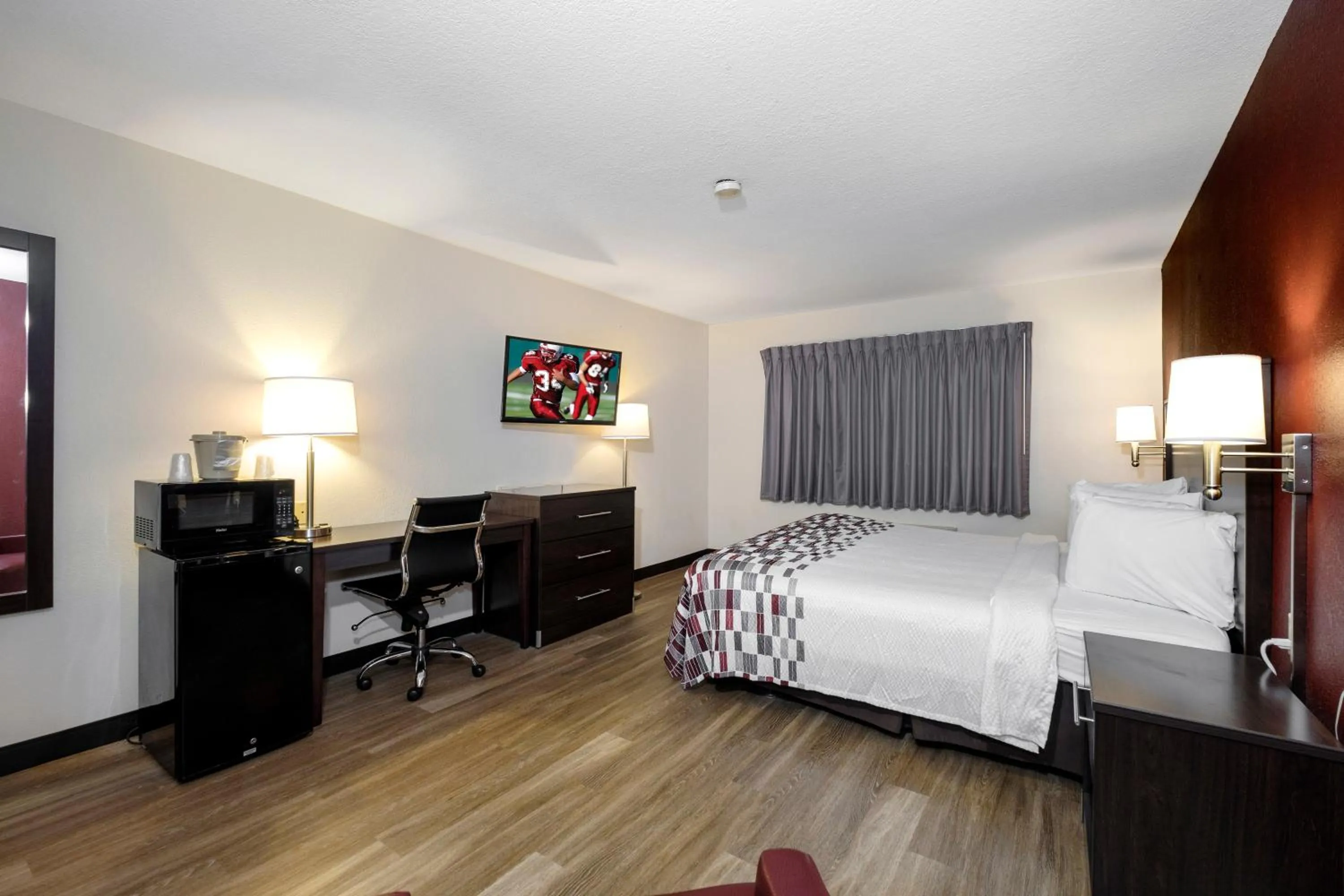 Bedroom, Bed in Red Roof Inn Holton