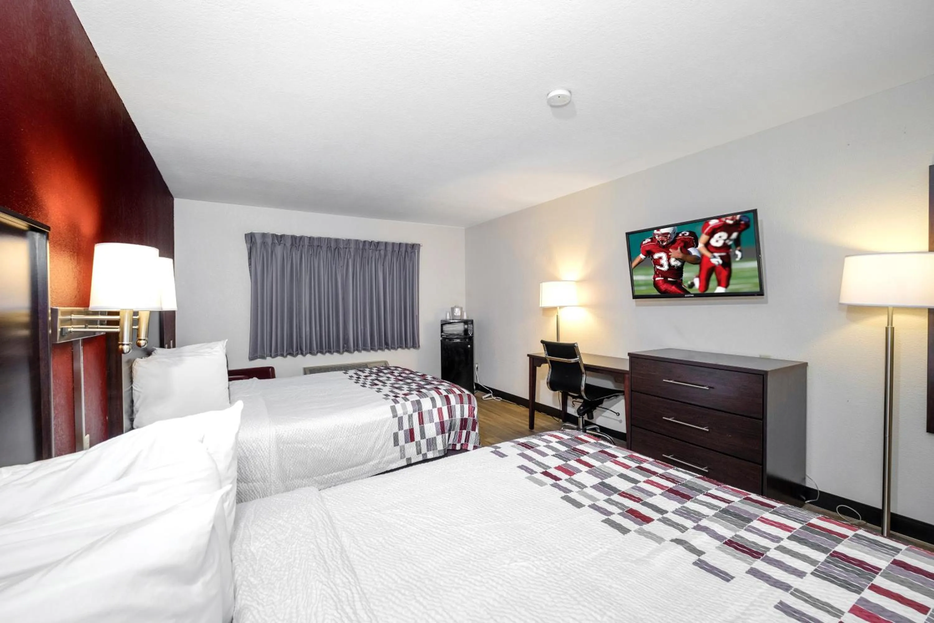 Photo of the whole room, Bed in Red Roof Inn Holton