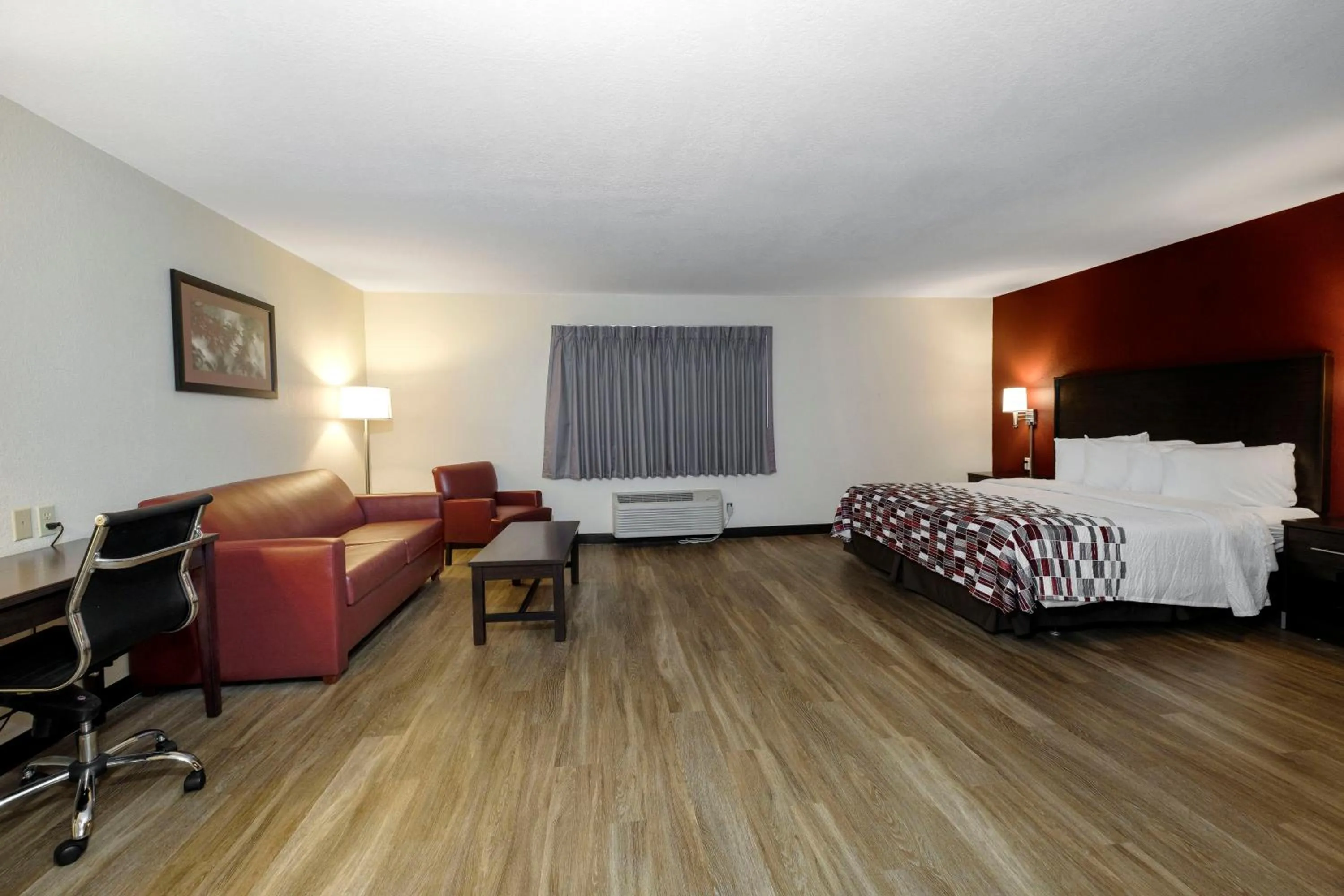 Bedroom, Bed in Red Roof Inn Holton