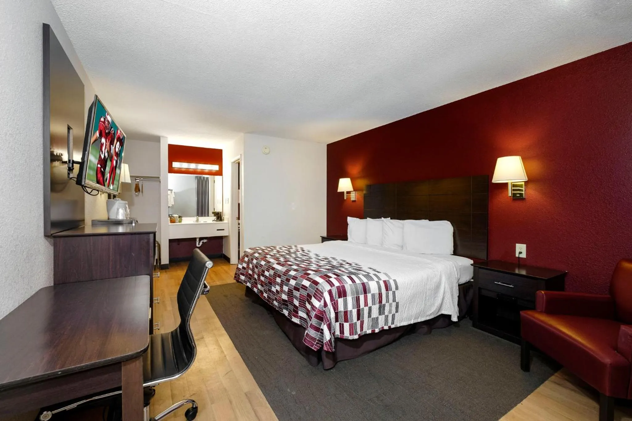 Photo of the whole room, Bed in Red Roof Inn Holton