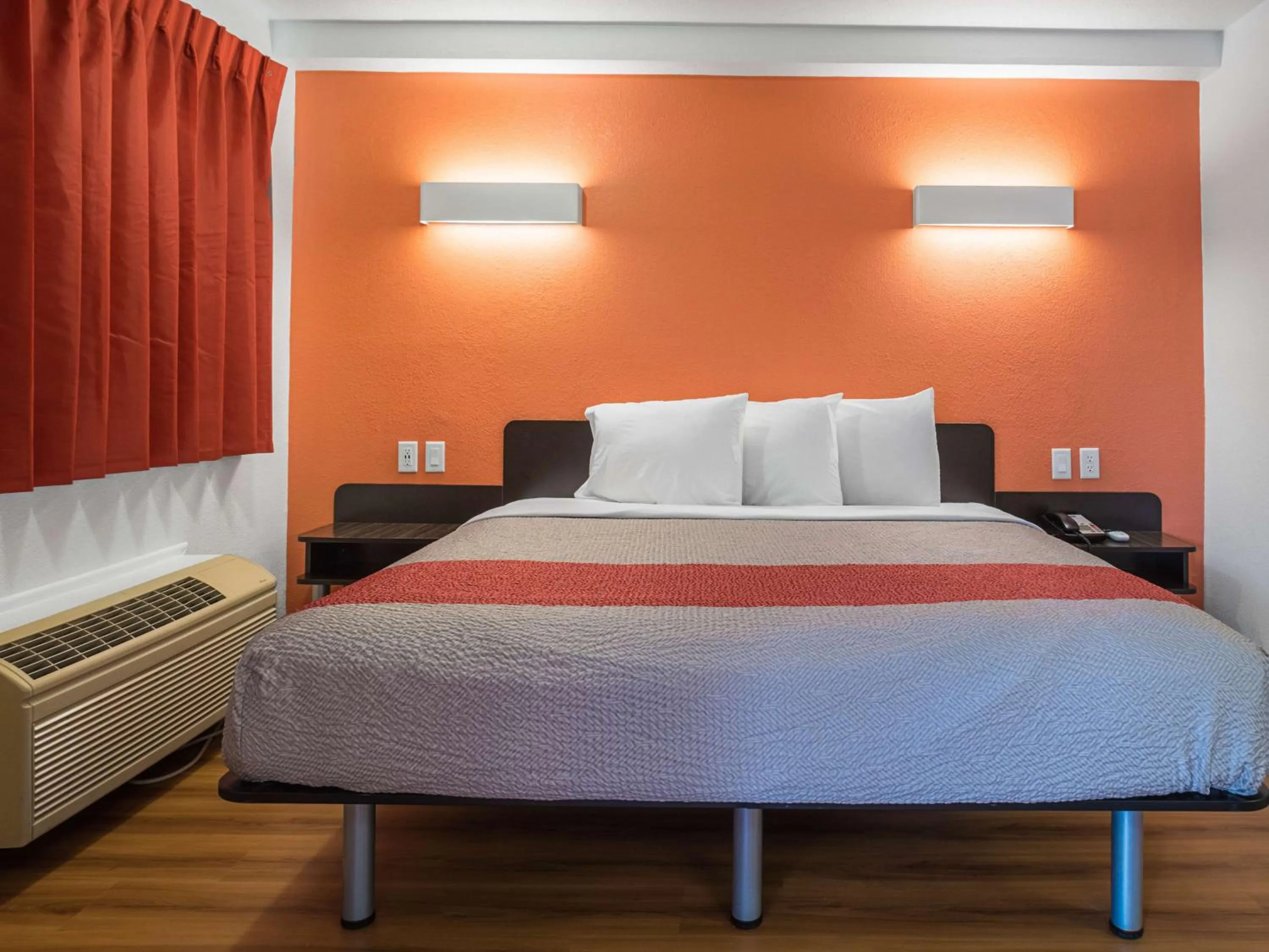 Bedroom, Bed in Motel 6-Columbus, OH - OSU