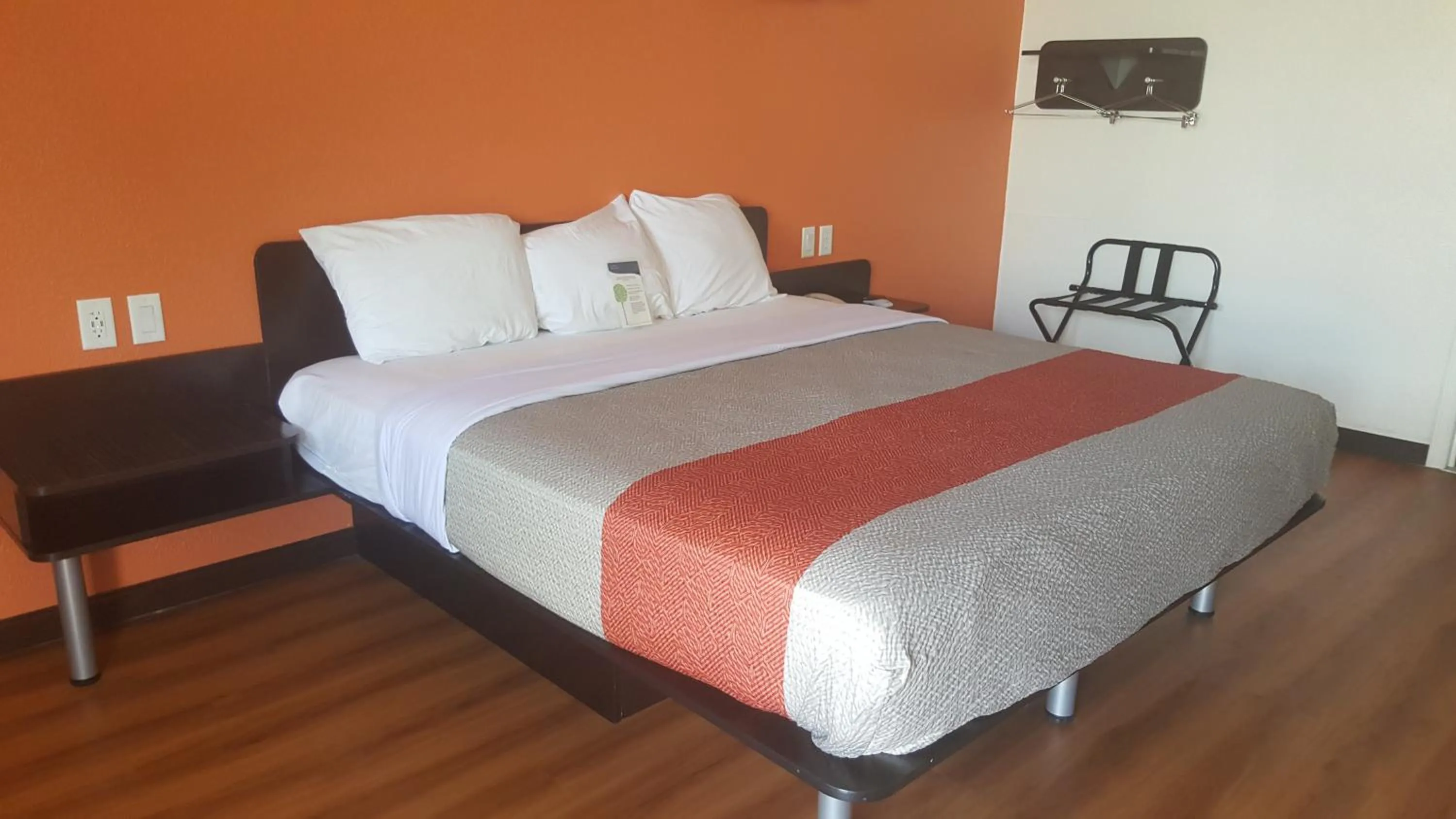 Photo of the whole room, Bed in Motel 6-Columbus, OH - OSU