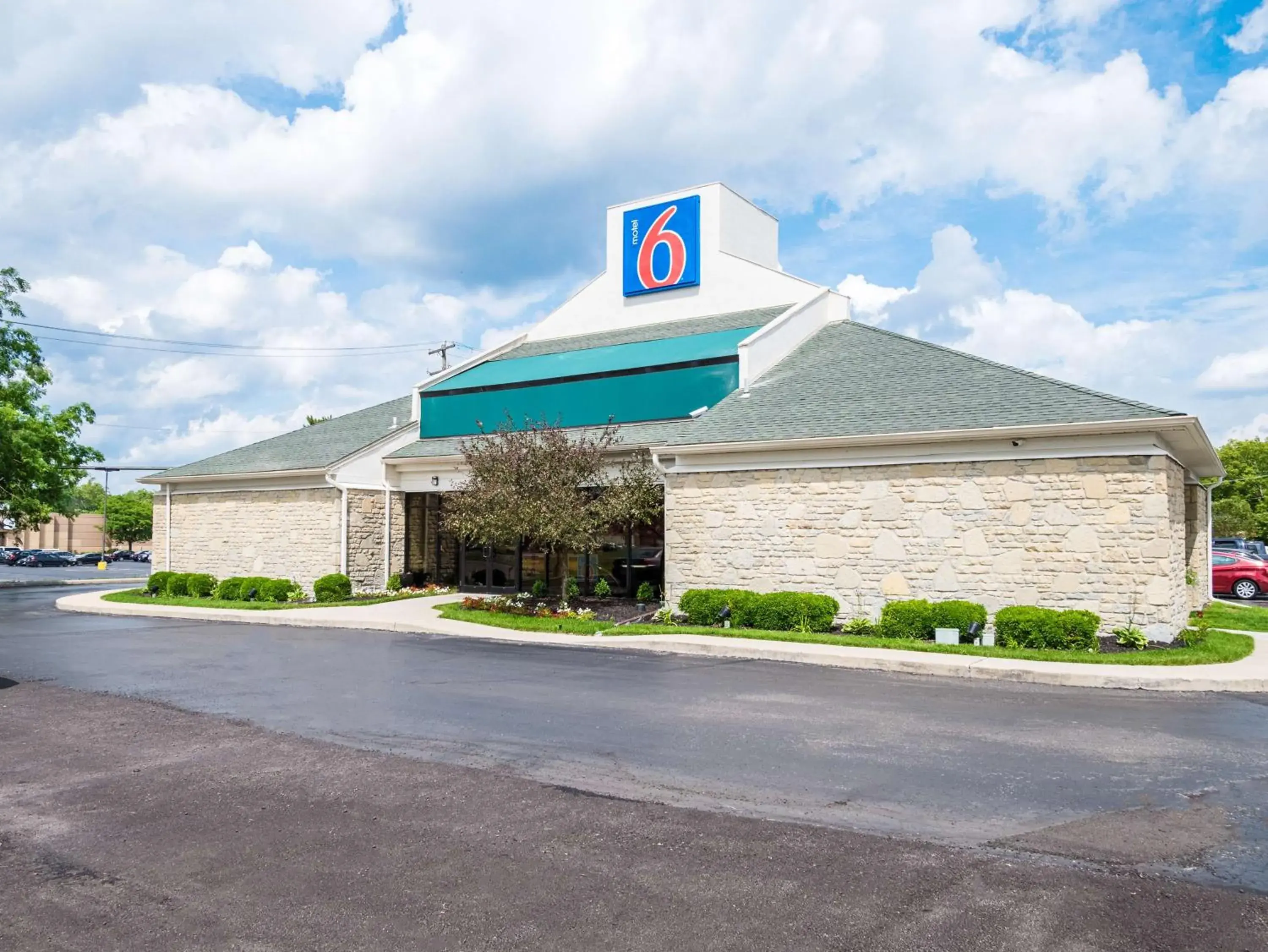 Property building in Motel 6-Columbus, OH - OSU Property building in Motel 6-Columbus, OH - OSU