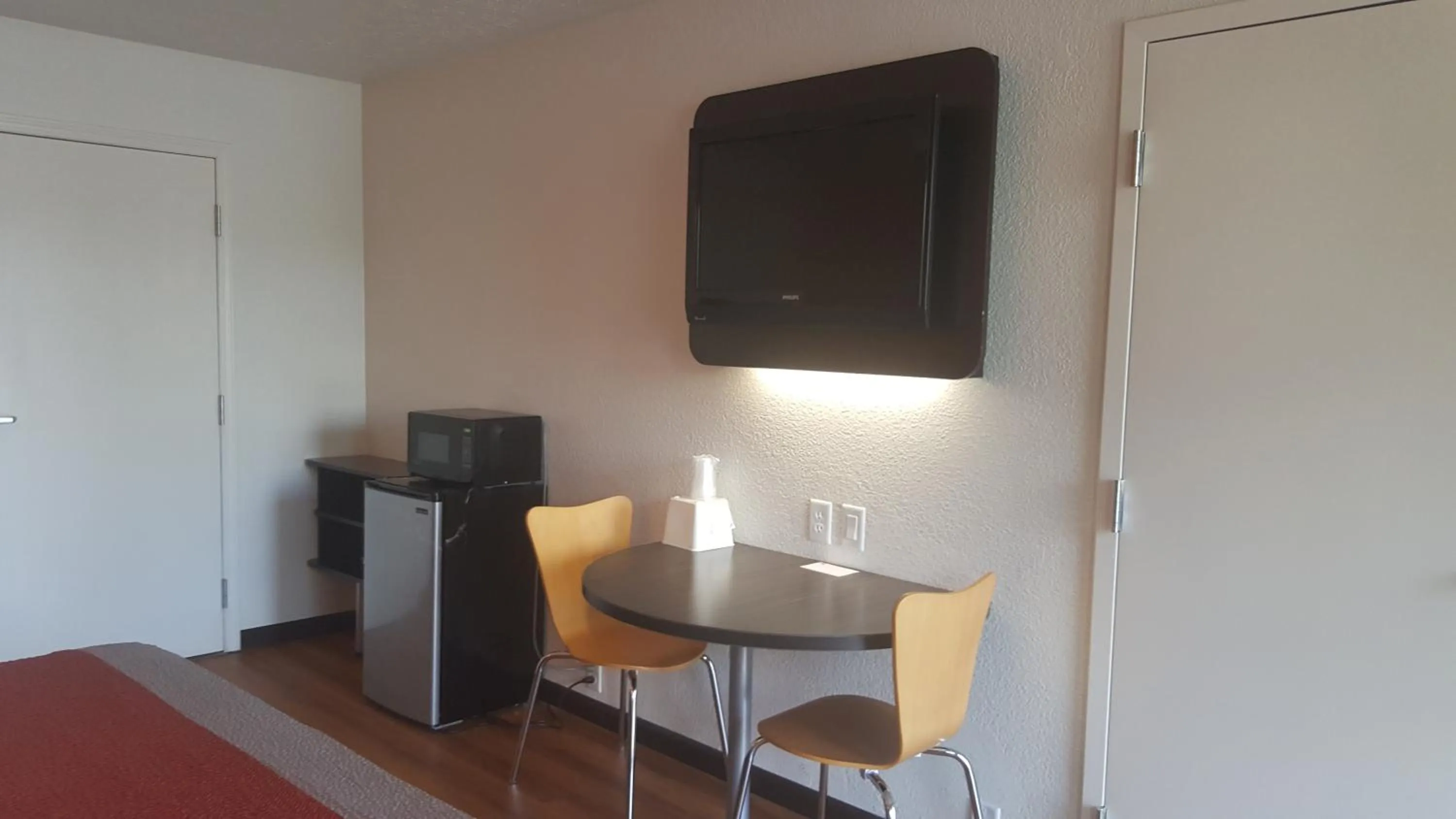 Kitchen or kitchenette in Motel 6-Columbus, OH - OSU
