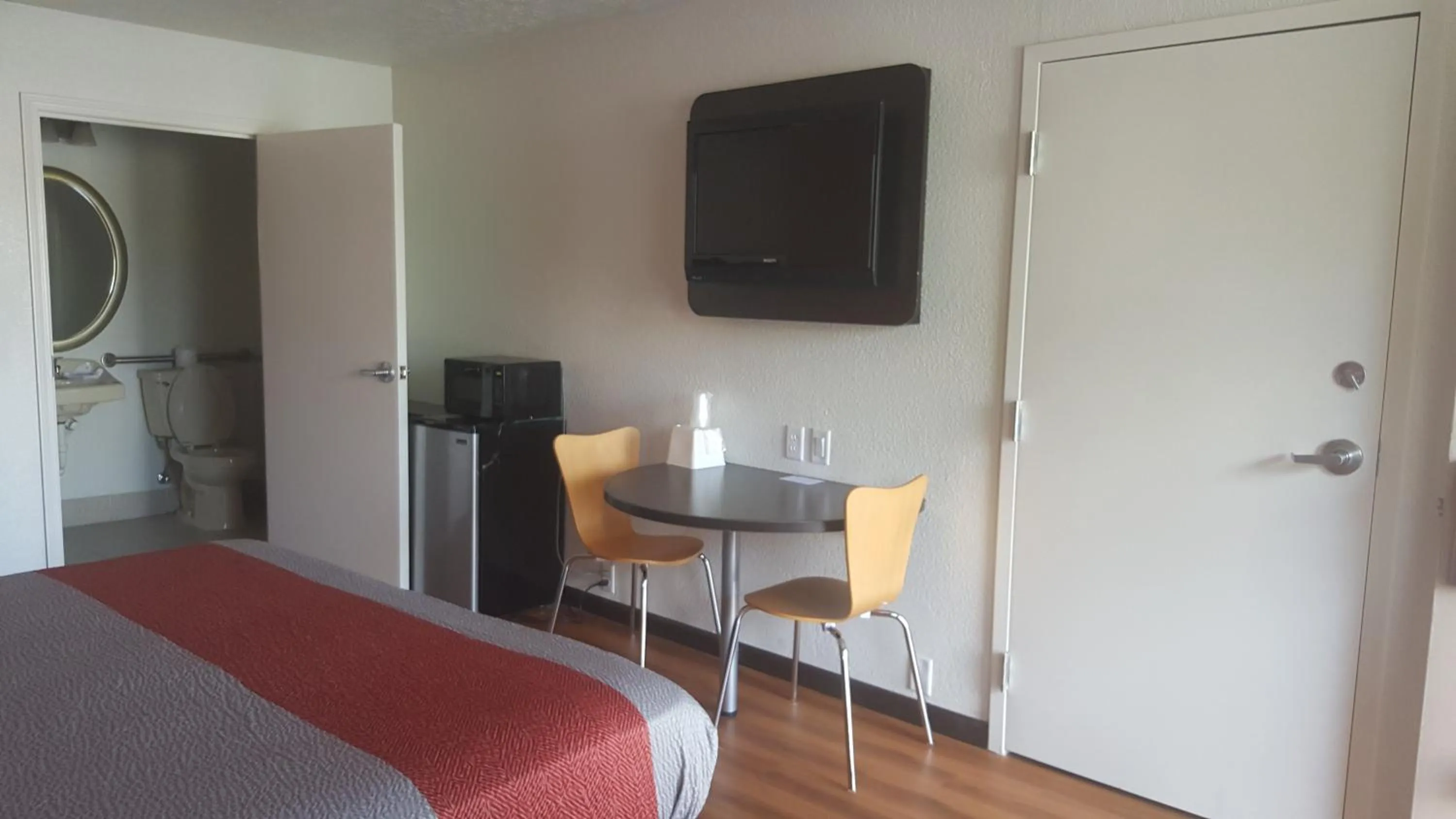 Living room, Bed in Motel 6-Columbus, OH - OSU