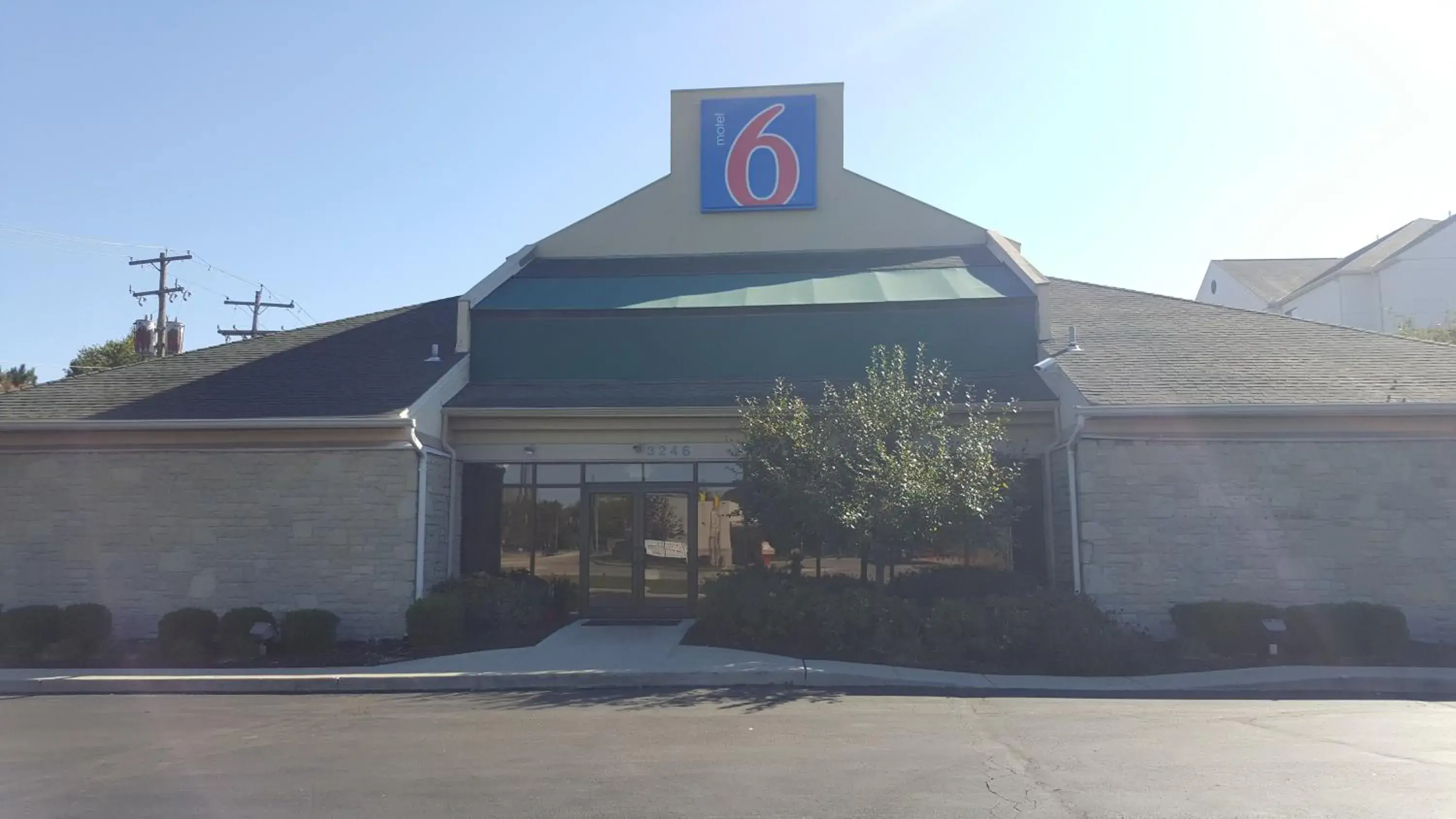 Property building in Motel 6-Columbus, OH - OSU Property building in Motel 6-Columbus, OH - OSU