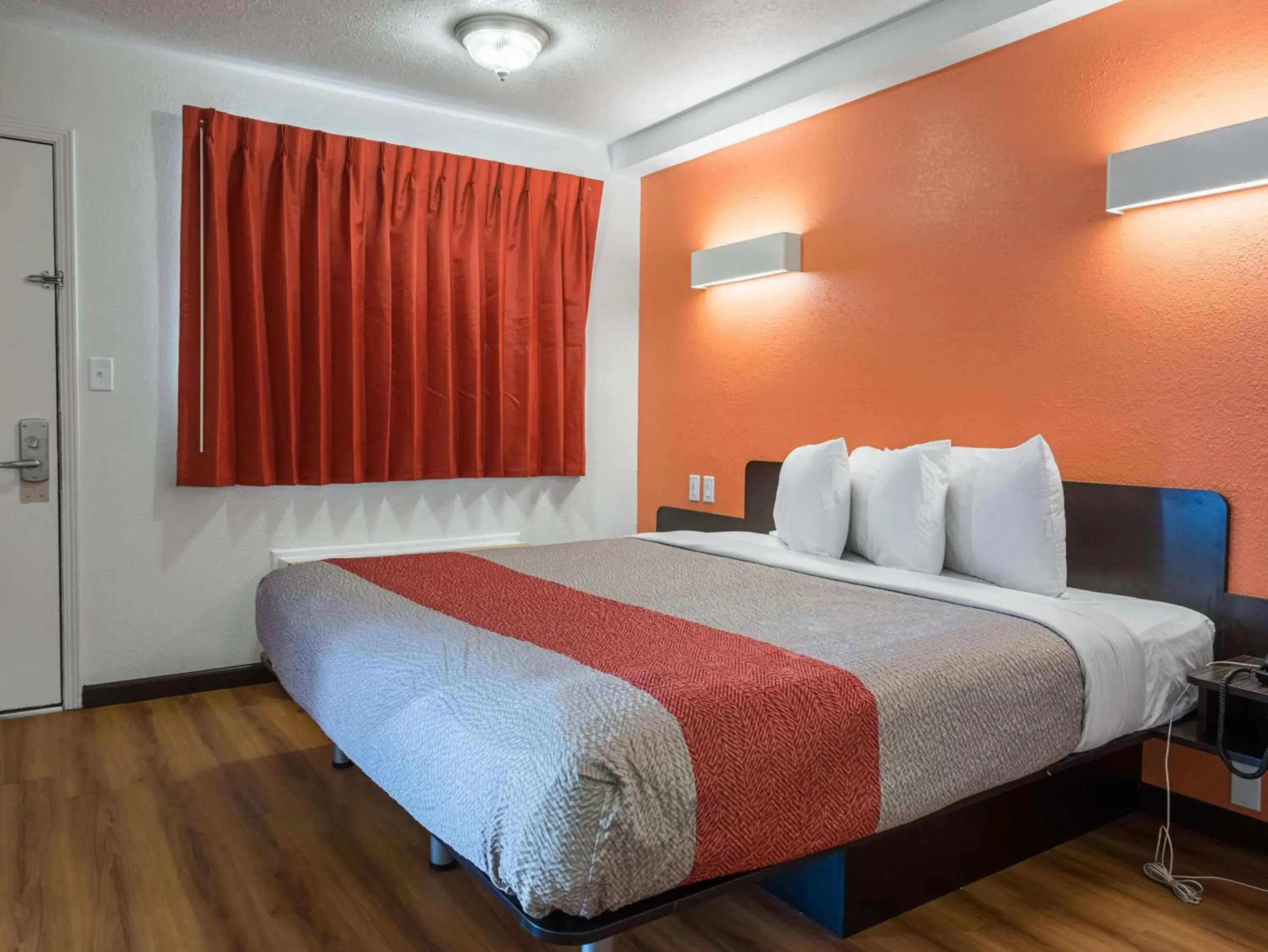 Bedroom, Bed in Motel 6-Columbus, OH - OSU Bedroom, Bed in Motel 6-Columbus, OH - OSU