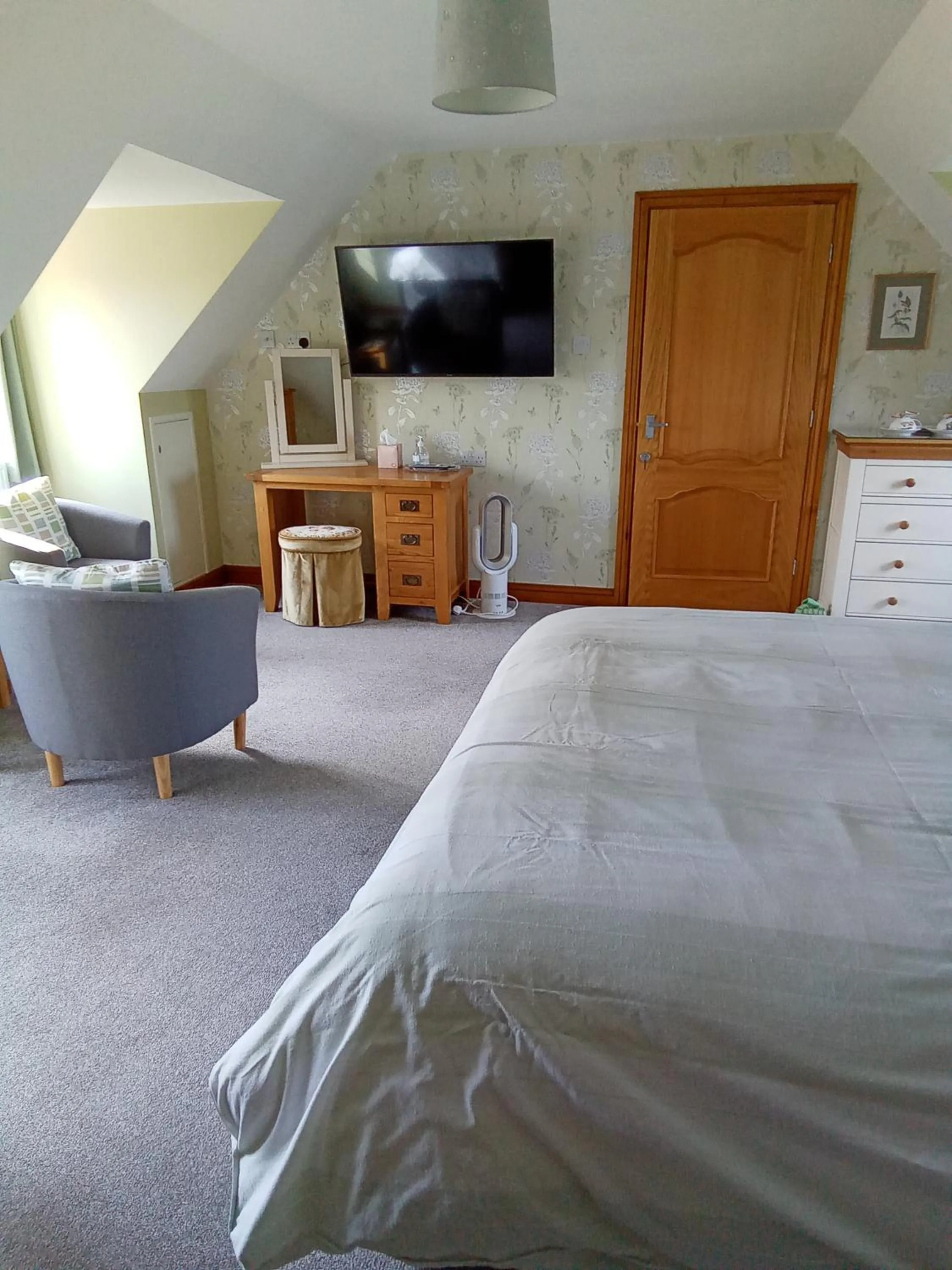 Seating area, Bed in White Cottage B and B