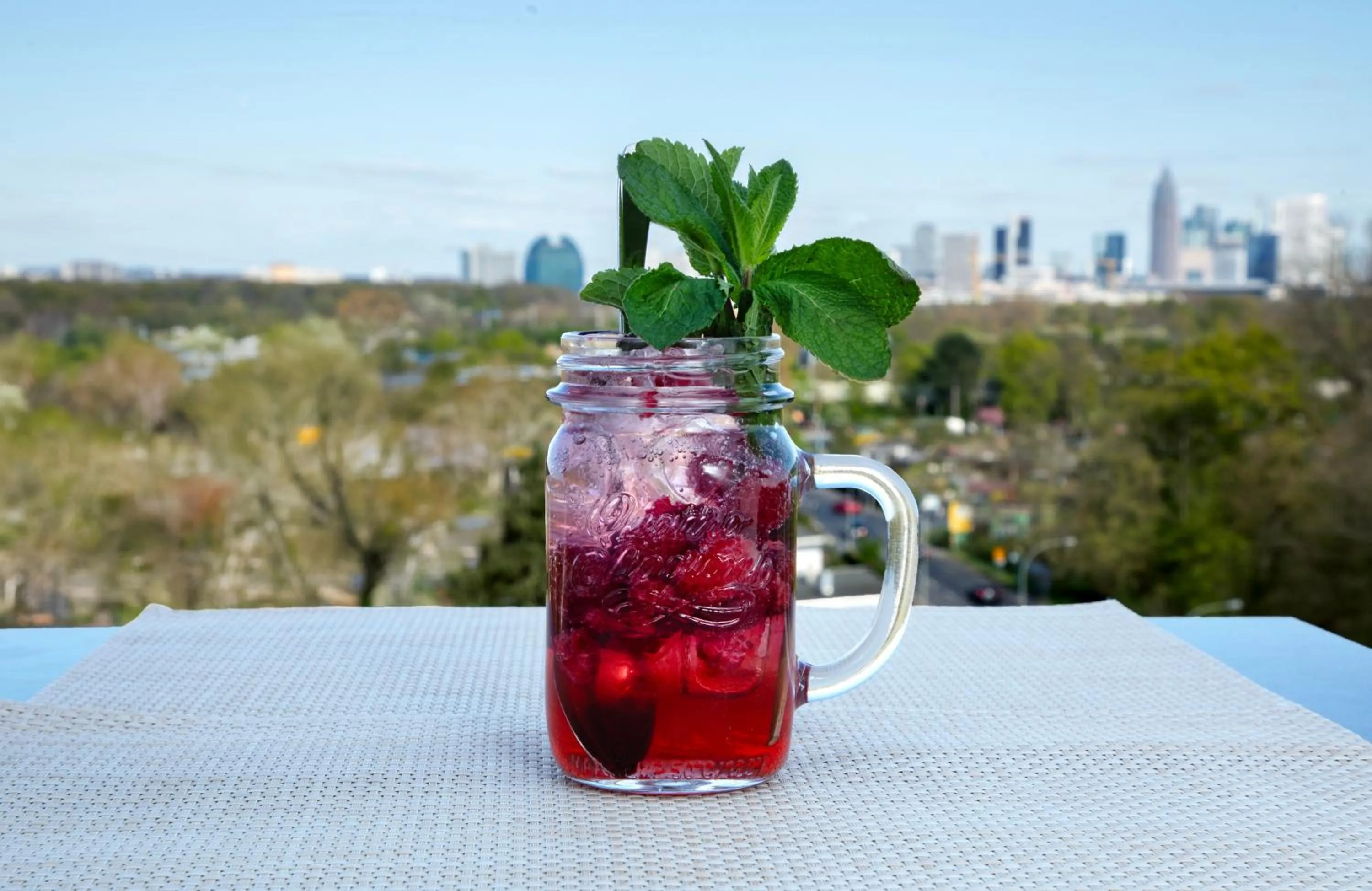 Lounge or bar in H4 Hotel Frankfurt Messe