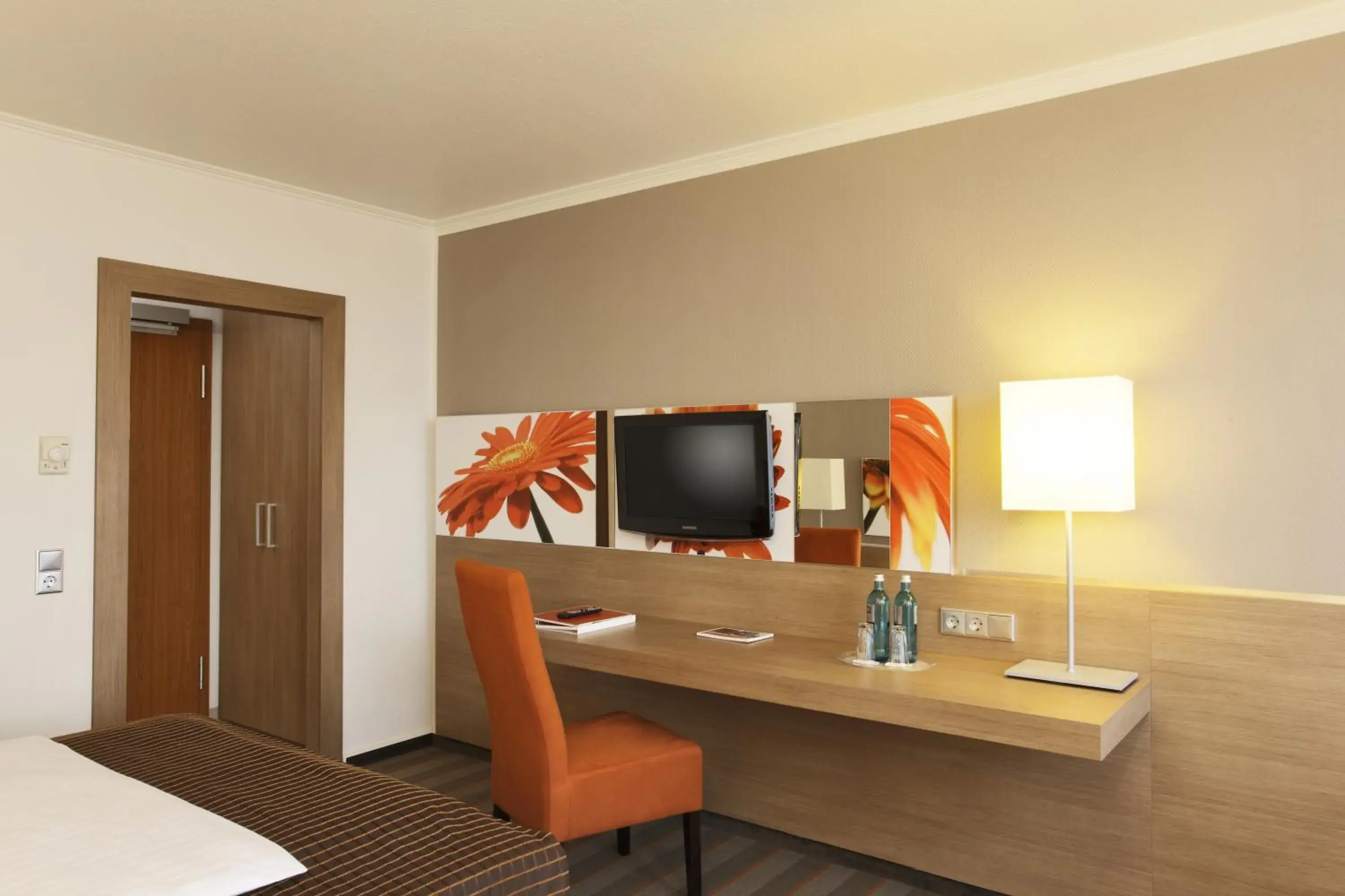 TV and multimedia, Bed in Soaltee Hotel by Trip Inn Frankfurt Messe Tagungshotel TV and multimedia, Bed in Soaltee Hotel by Trip Inn Frankfurt Messe Tagungshotel