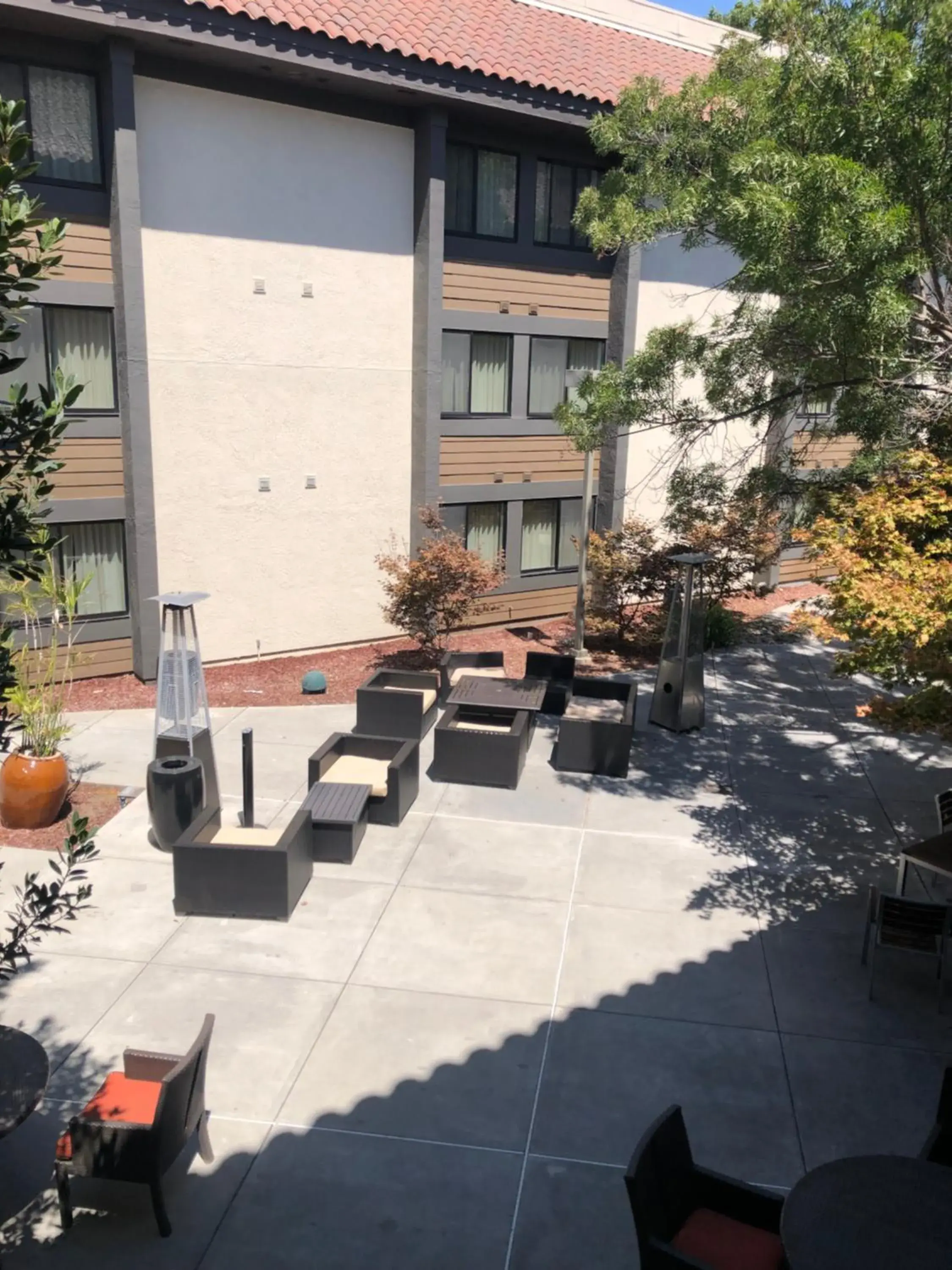 Inner courtyard view in Sonesta Silicon Valley Inner courtyard view in Sonesta Silicon Valley