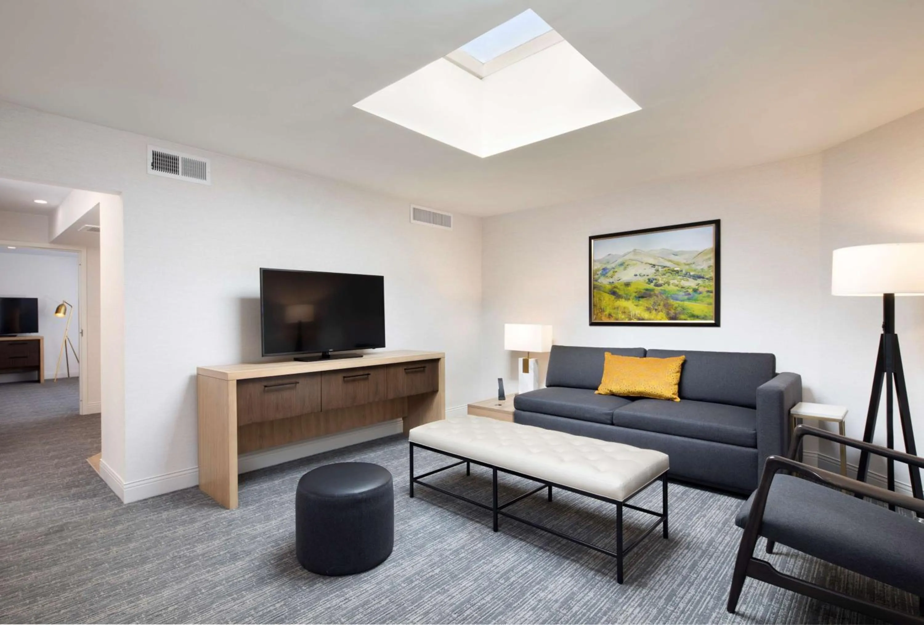 Photo of the whole room in Sonesta Silicon Valley