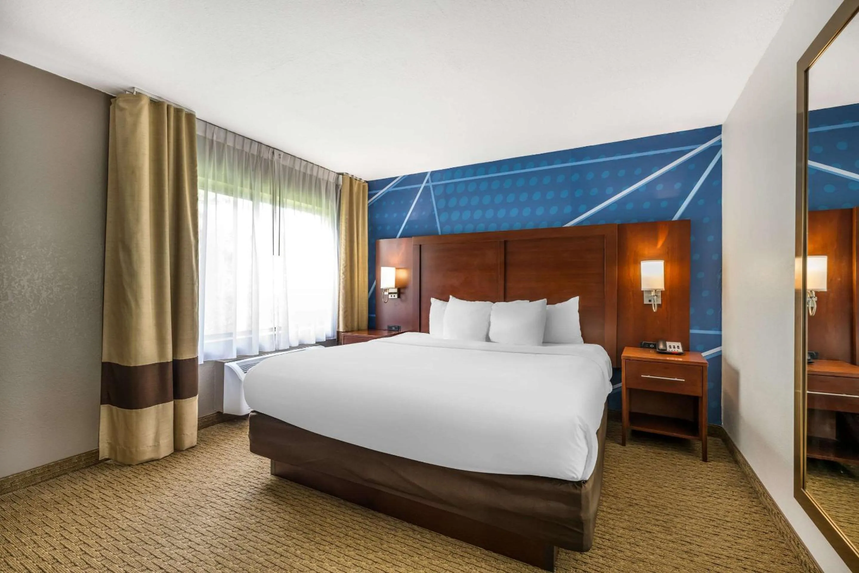 Bedroom, Bed in Comfort Suites Omaha East-Council Bluffs