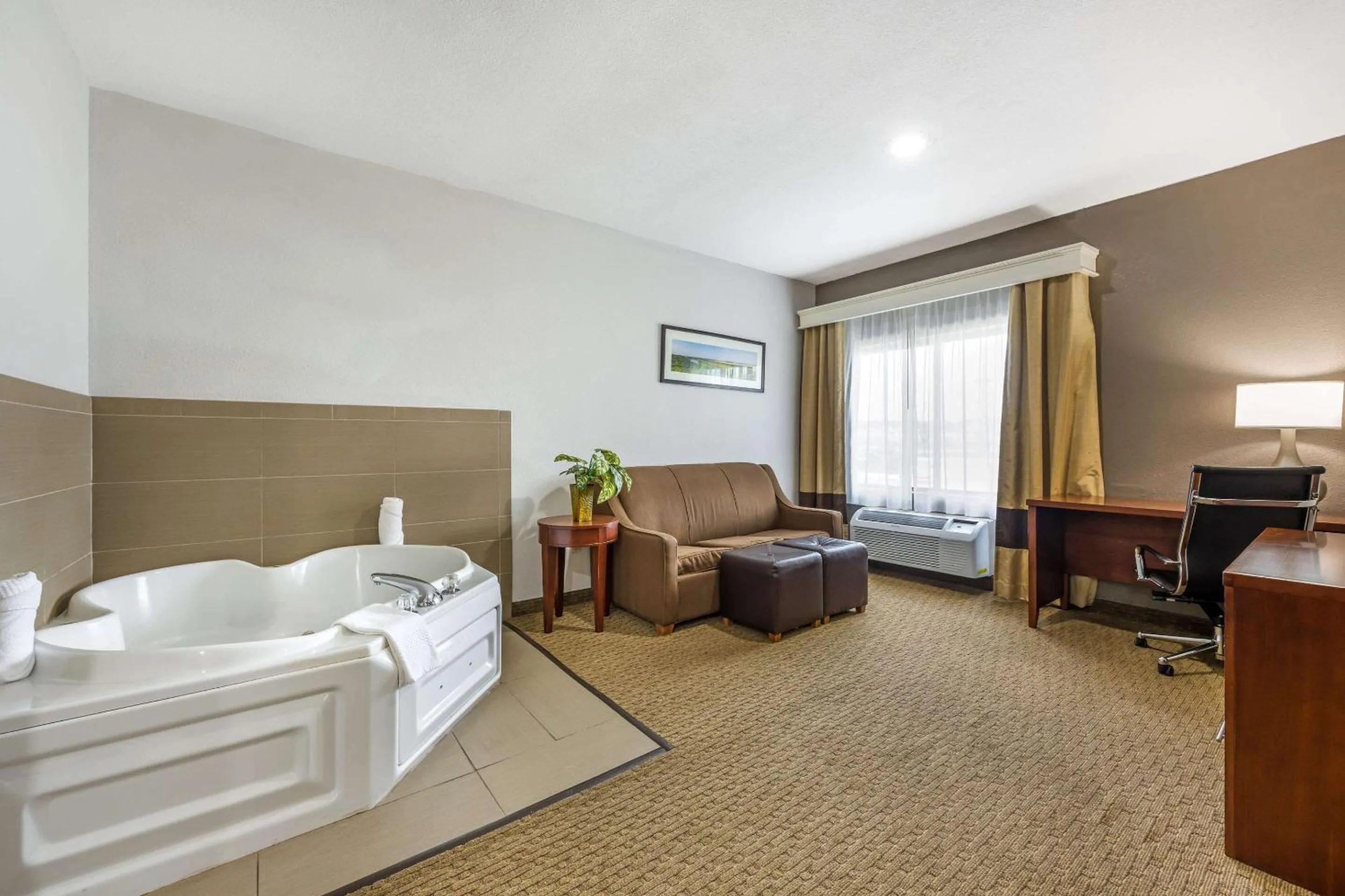 Bedroom, Bed in Comfort Suites Omaha East-Council Bluffs