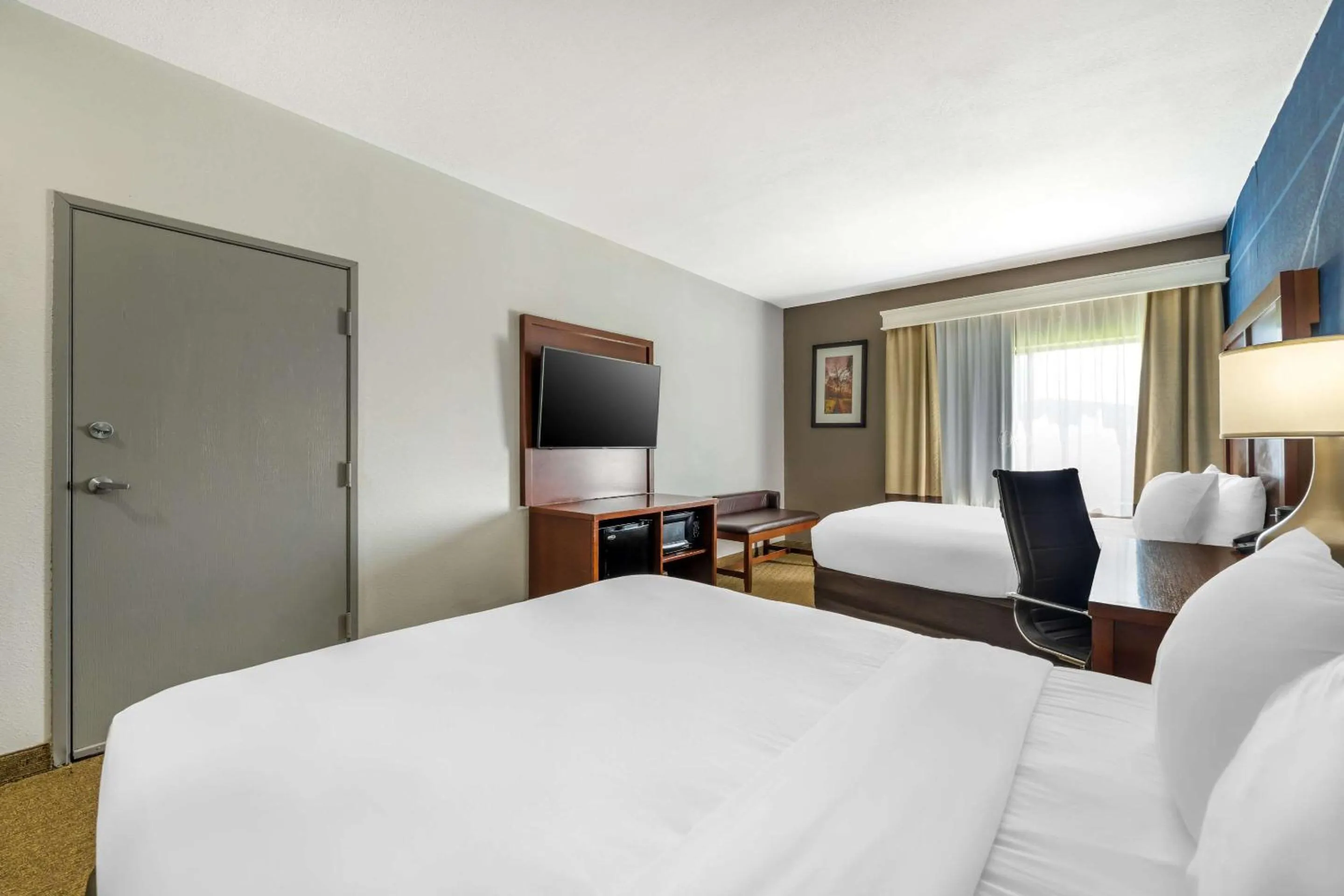 Bedroom, Bed in Comfort Suites Omaha East-Council Bluffs